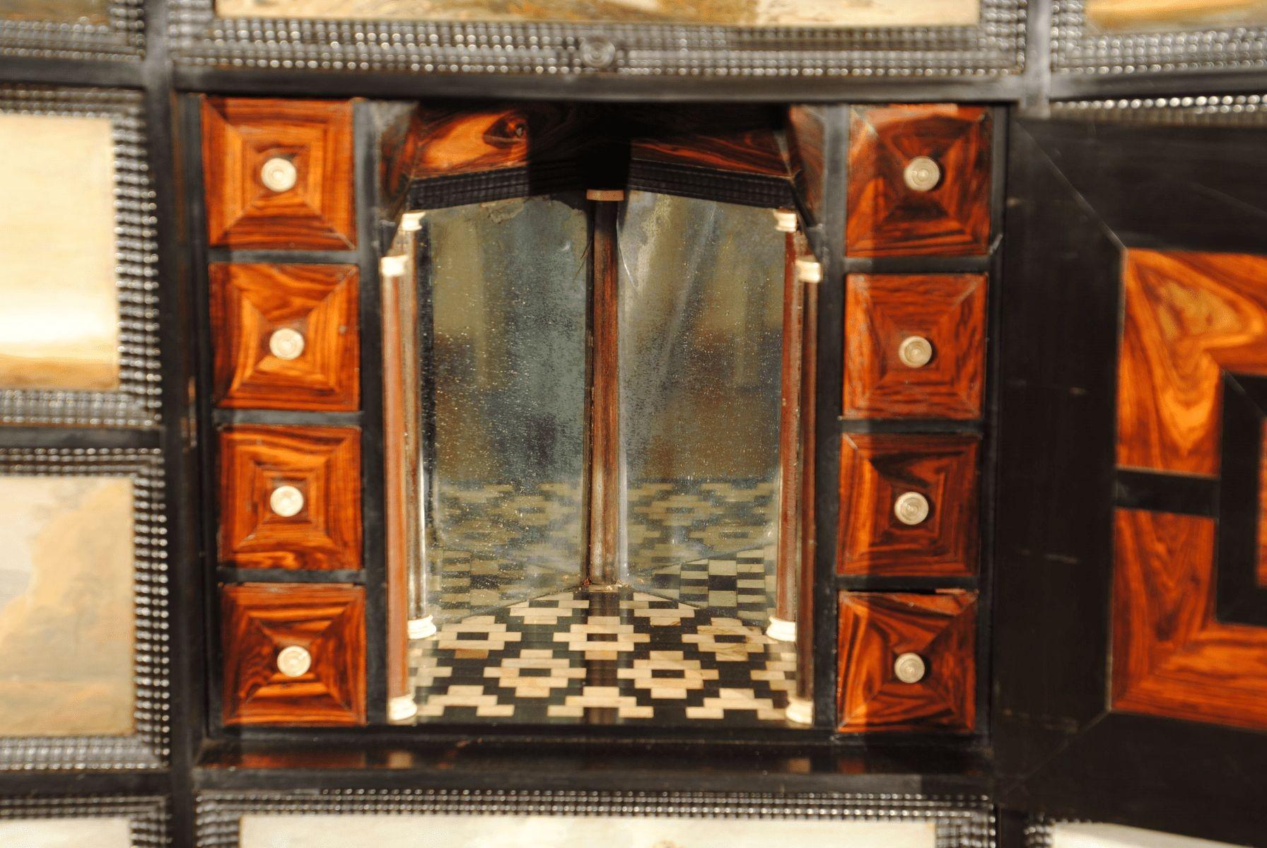 Fino mueble de mesa pintado de Amberes del siglo XVII en Bueno estado para la venta en Lincolnshire, GB