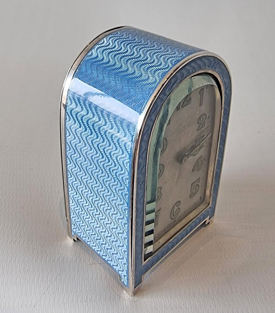 Eine feine Art-Déco-Boudoir-Uhr aus vergoldetem Silber und blauer guillochierter Emaille von Asprey  (Schweizerisch) im Angebot