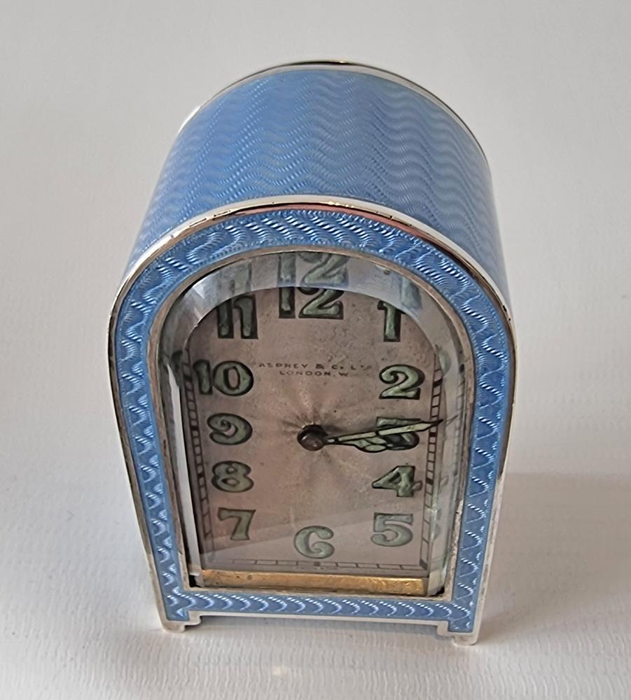 Eine feine Art-Déco-Boudoir-Uhr aus vergoldetem Silber und blauer guillochierter Emaille von Asprey  (Abgeschrägt) im Angebot