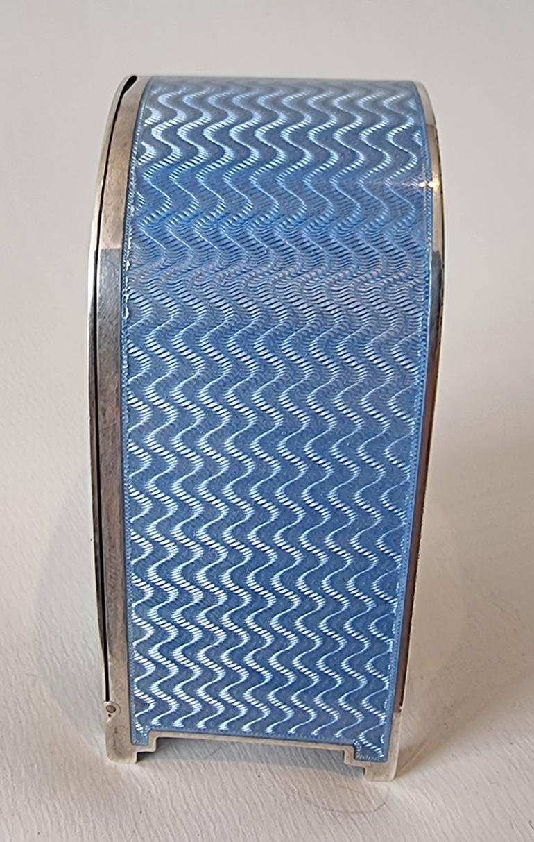 Eine feine Art-Déco-Boudoir-Uhr aus vergoldetem Silber und blauer guillochierter Emaille von Asprey  im Zustand „Gut“ im Angebot in London, GB