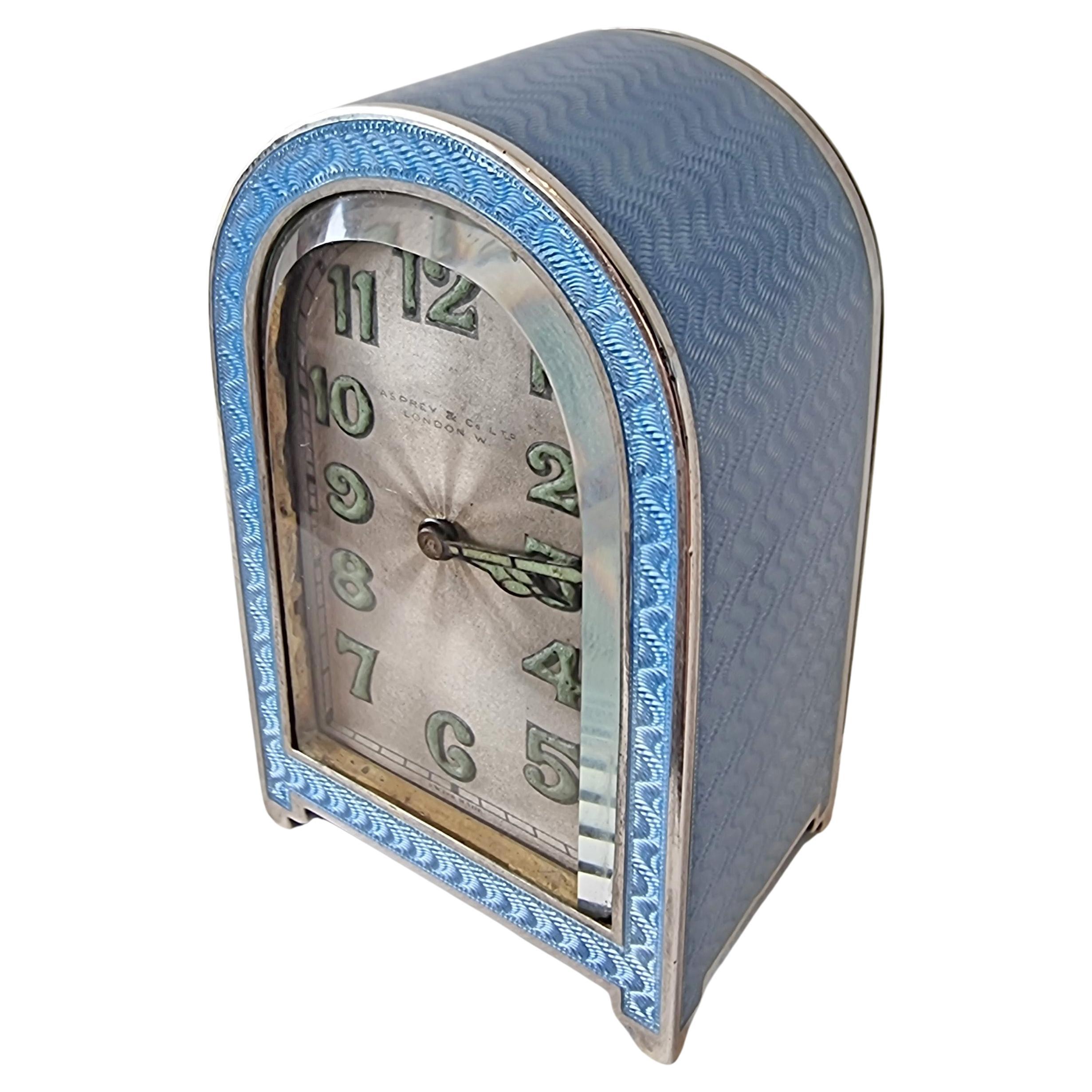 Eine feine Art-Déco-Boudoir-Uhr aus vergoldetem Silber und blauer guillochierter Emaille von Asprey  im Angebot
