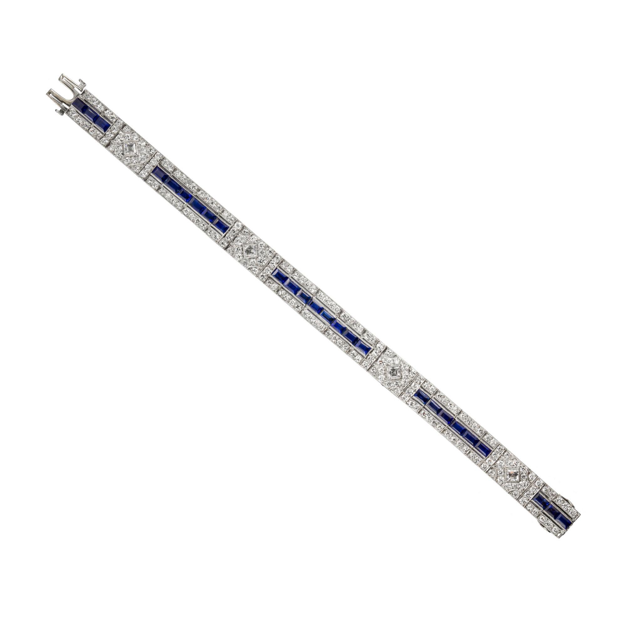 Ein feines Tiffany-Armband mit Saphiren und Diamanten im Art-Deco-Stil:: sechsundzwanzig Saphire im Kalibré-Schliff mit einem geschätzten Gesamtgewicht von 6::5 Karat:: eingefasst in zwei Reihen runder Diamanten im Altbrillant-Schliff:: abwechselnd