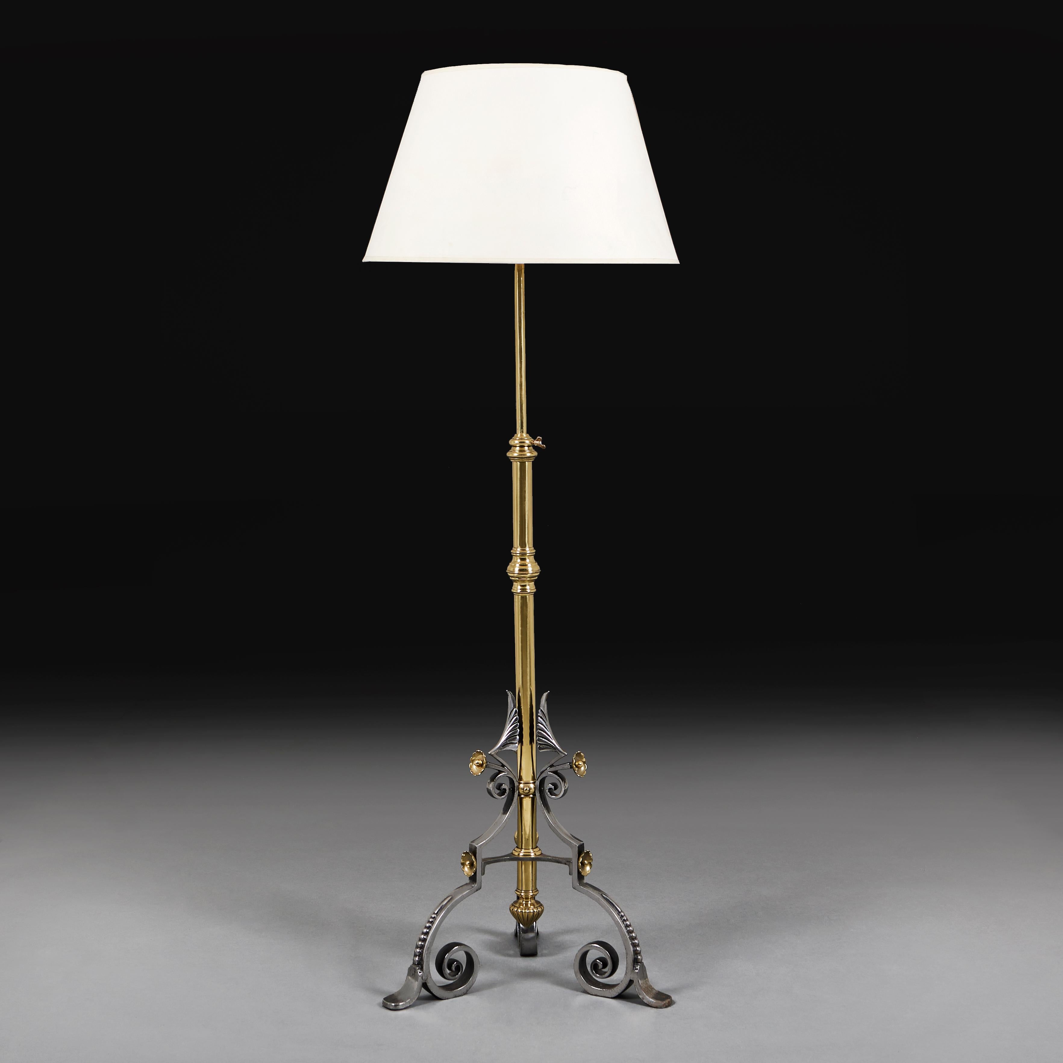 Lampe standard de la fin du XIXe siècle en laiton et en acier poli, avec une base tripode et une décoration en spirale.