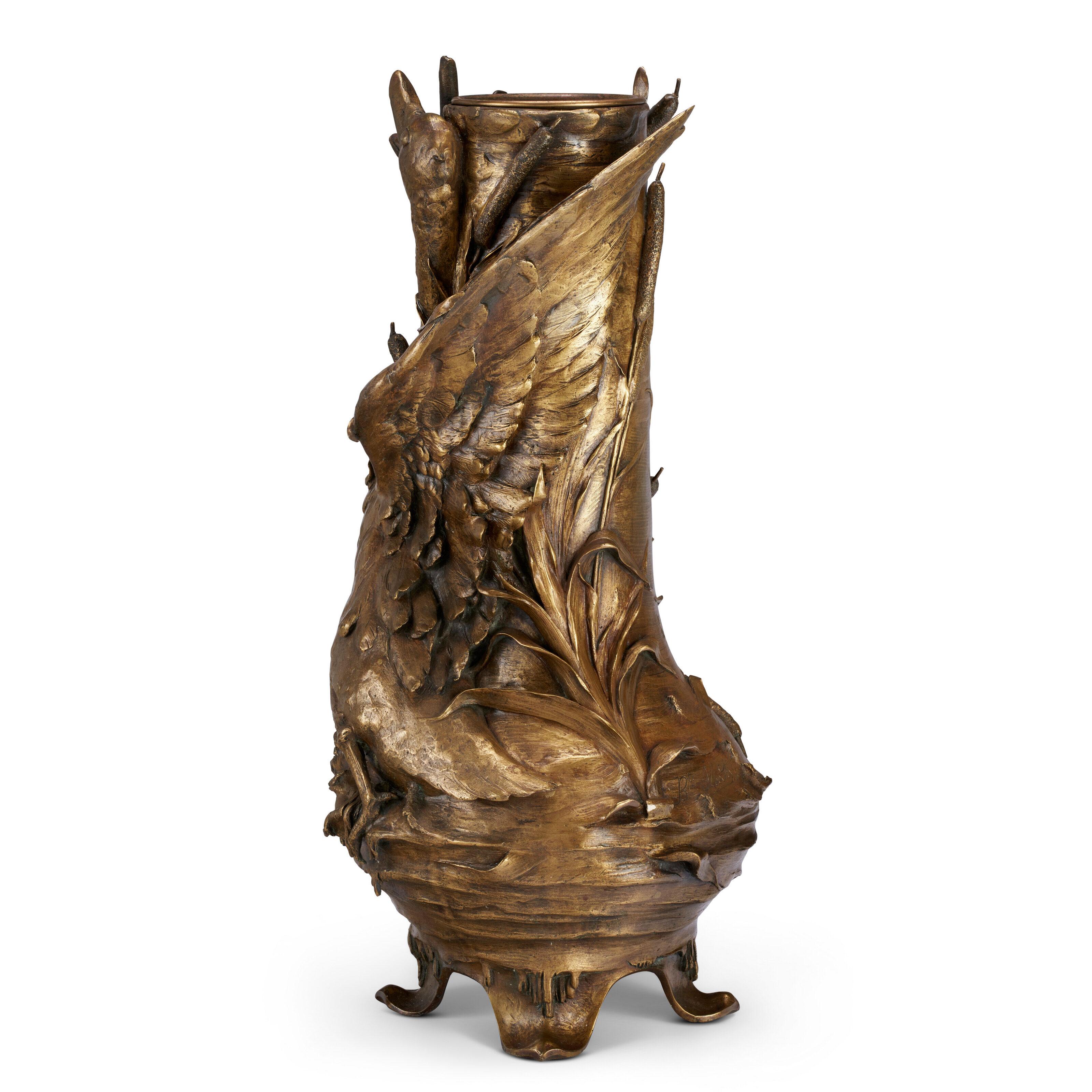 Belge Vase figuratif en bronze dor belge de Jean-Baptiste Sloodts en vente