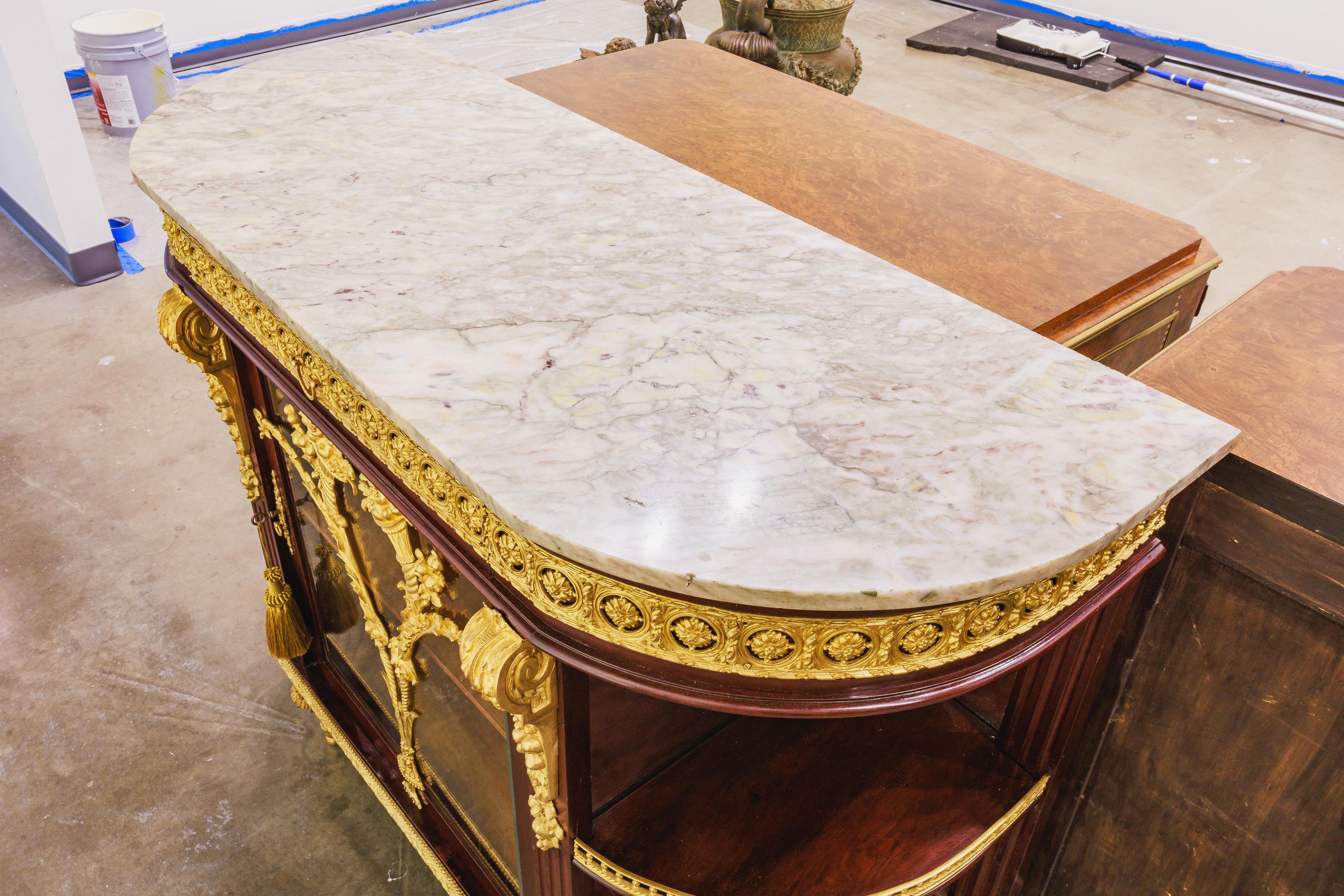 Belle Époque A fine Belle Epoque  mahogany and gilt bronze mounted display cabinet . For Sale