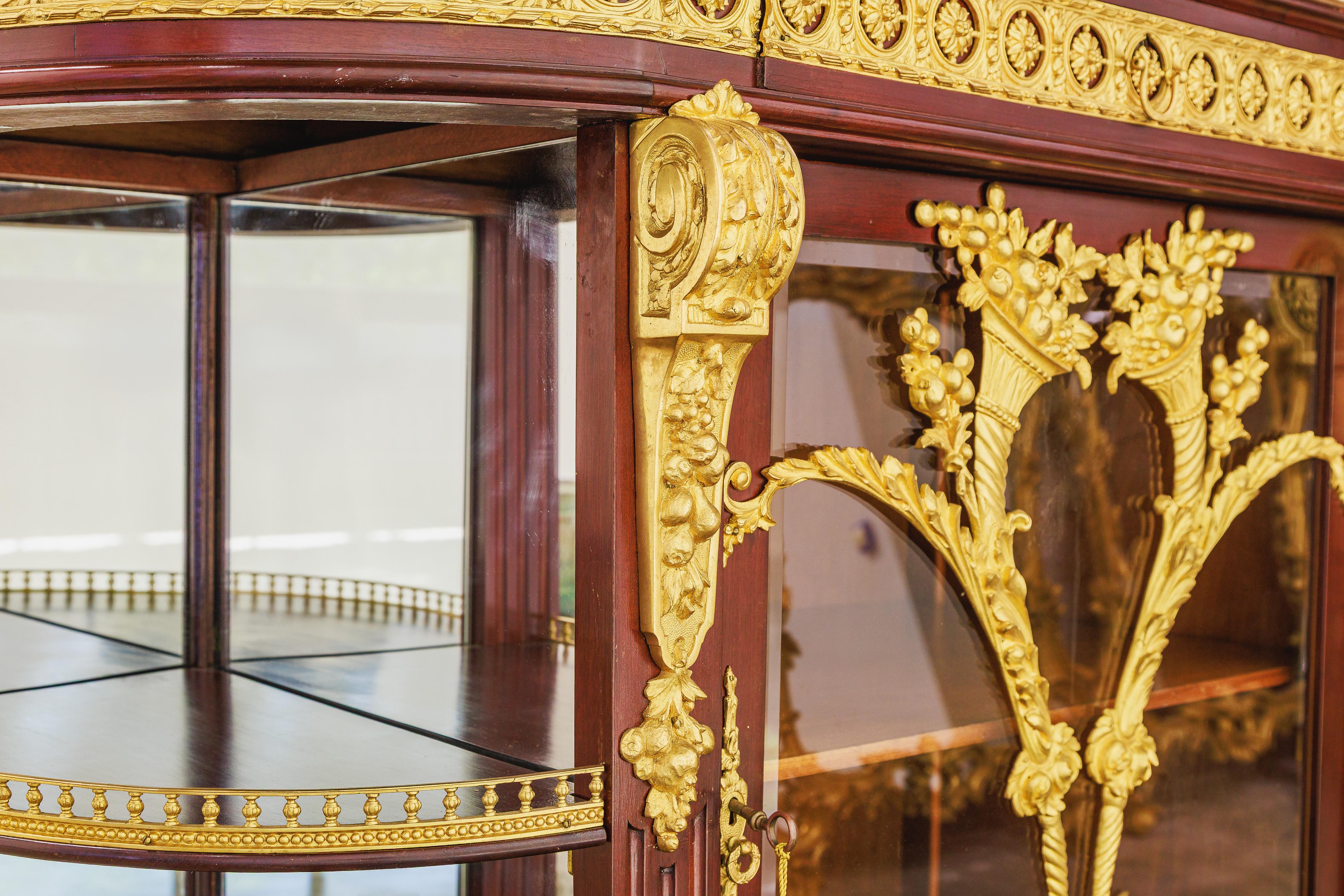 A fine Belle Epoque  mahogany and gilt bronze mounted display cabinet . In Good Condition For Sale In Dallas, TX