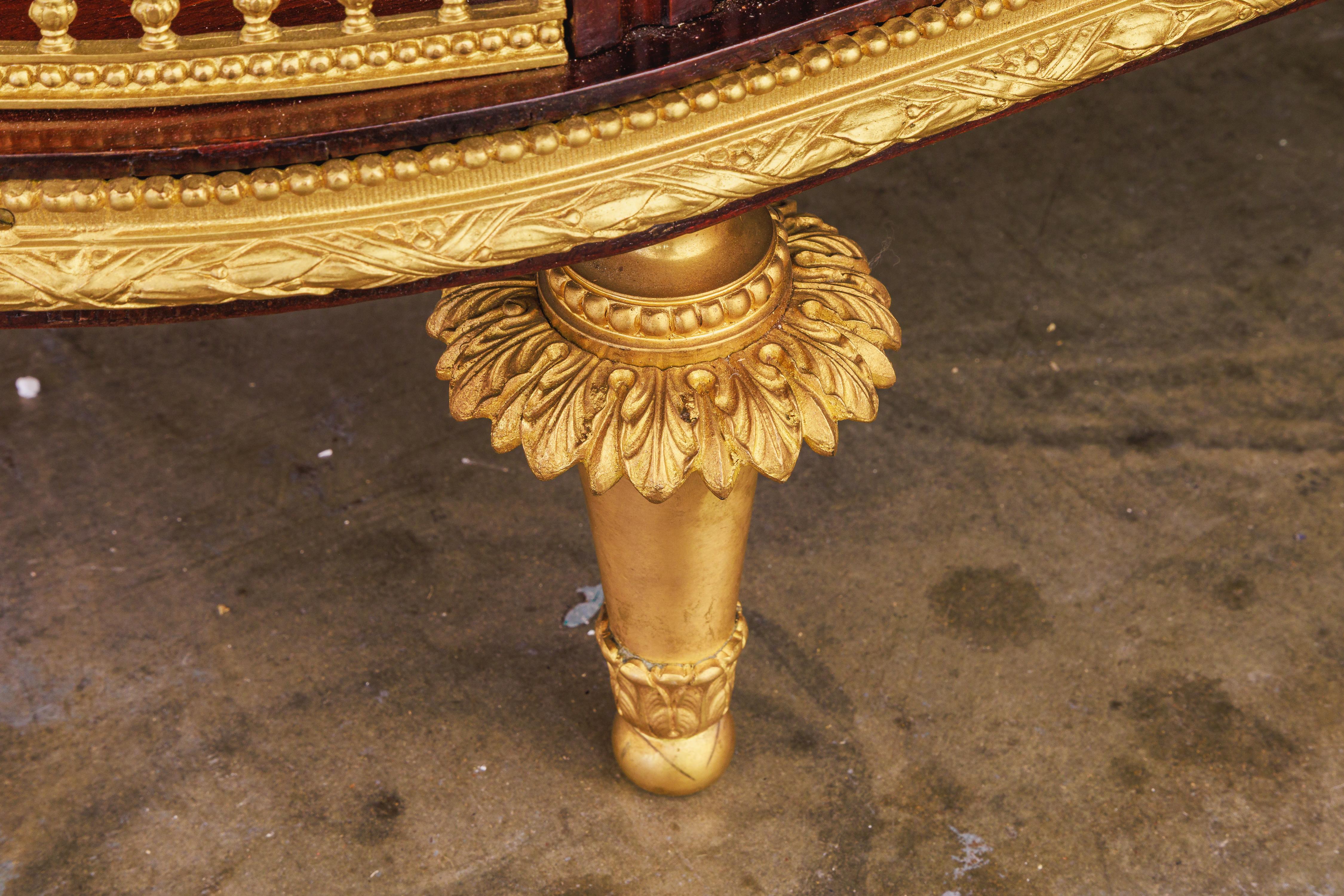 A fine Belle Epoque  mahogany and gilt bronze mounted display cabinet . For Sale 1