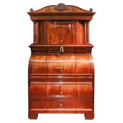Un'elegante segretaria d'epoca Biedermeier con piano in noce e intarsi. Circa 1830