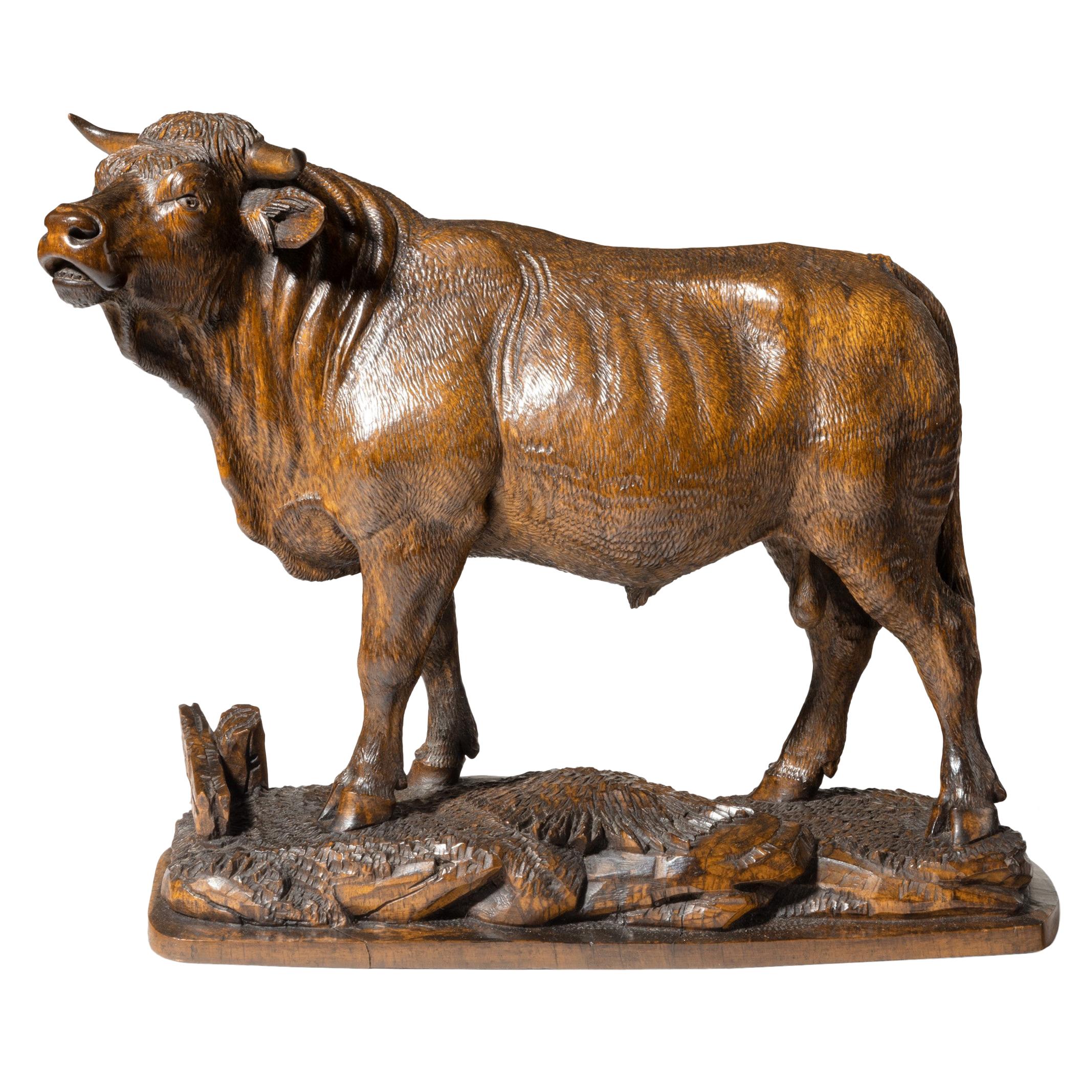Belle maquette en bois de tilleul représentant un taureau debout, Suisse, vers 1890 en vente