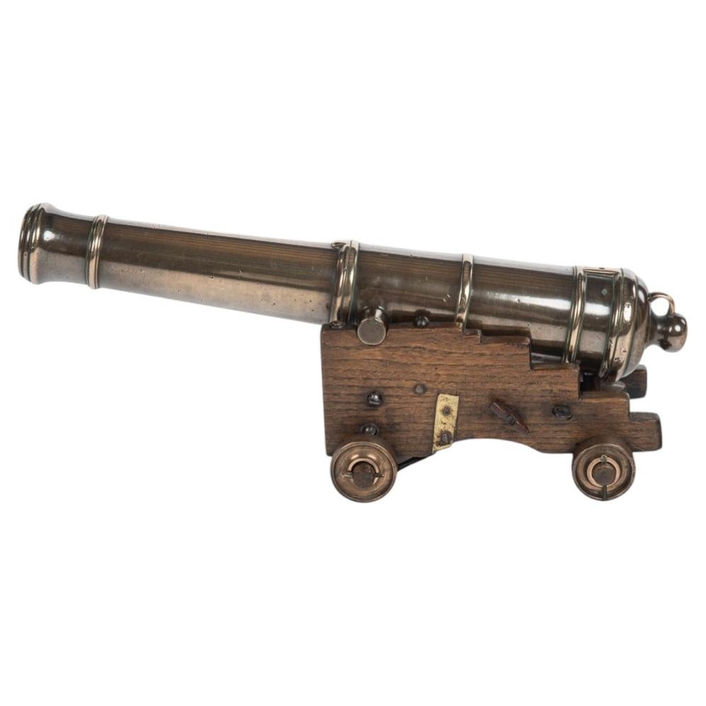 Fino cañón naval de bronce de señalización de 5 fases sobre carro de olmo de astillero naval w