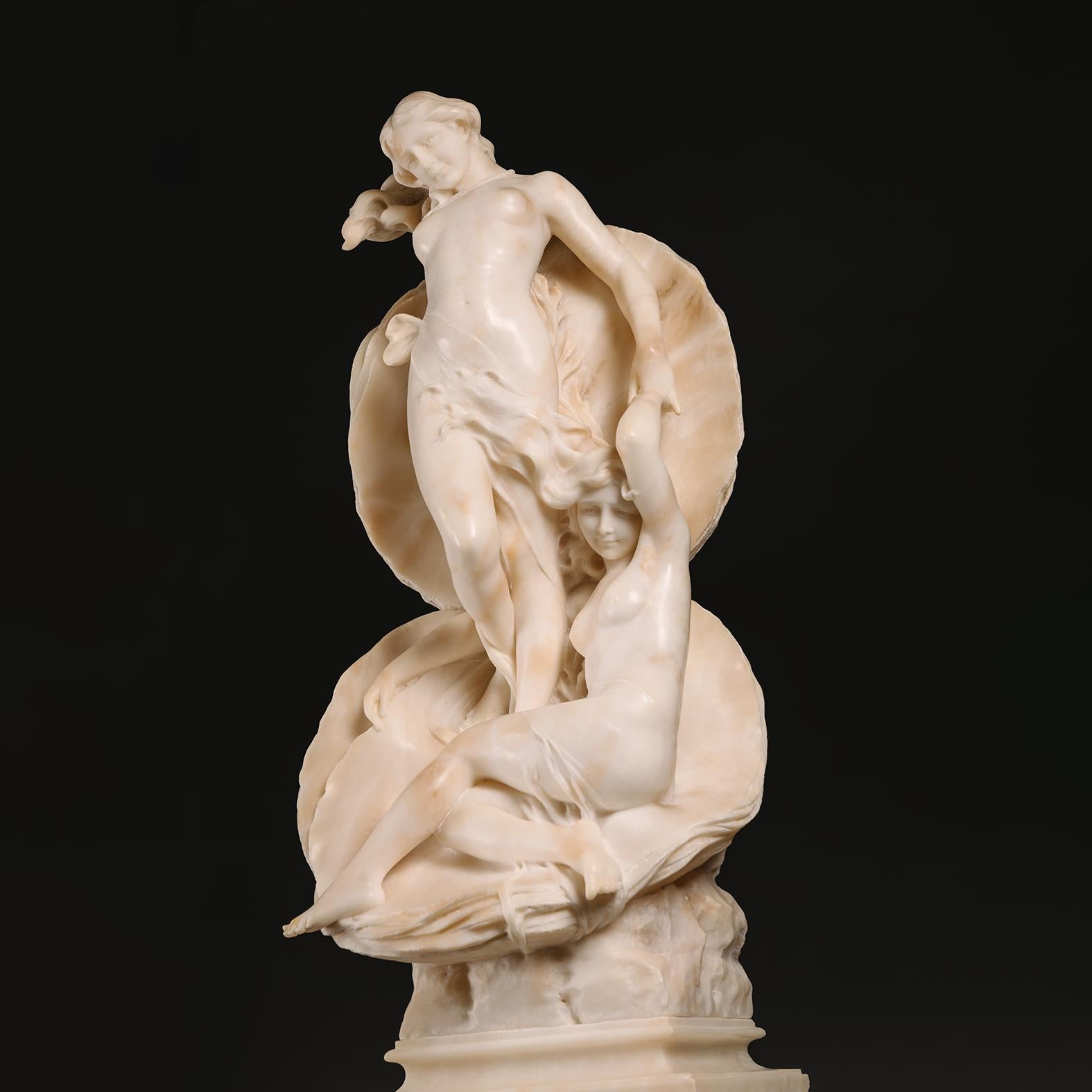 Fino grupo de alabastro tallado del Nacimiento de Venus, sobre pedestal en Bueno estado para la venta en Brighton, West Sussex