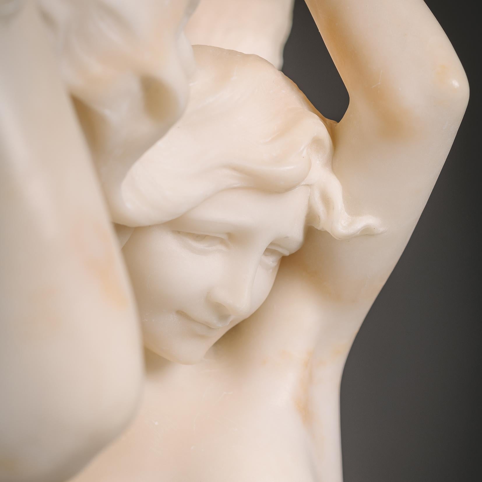 Fino grupo de alabastro tallado del Nacimiento de Venus, sobre pedestal en venta 1
