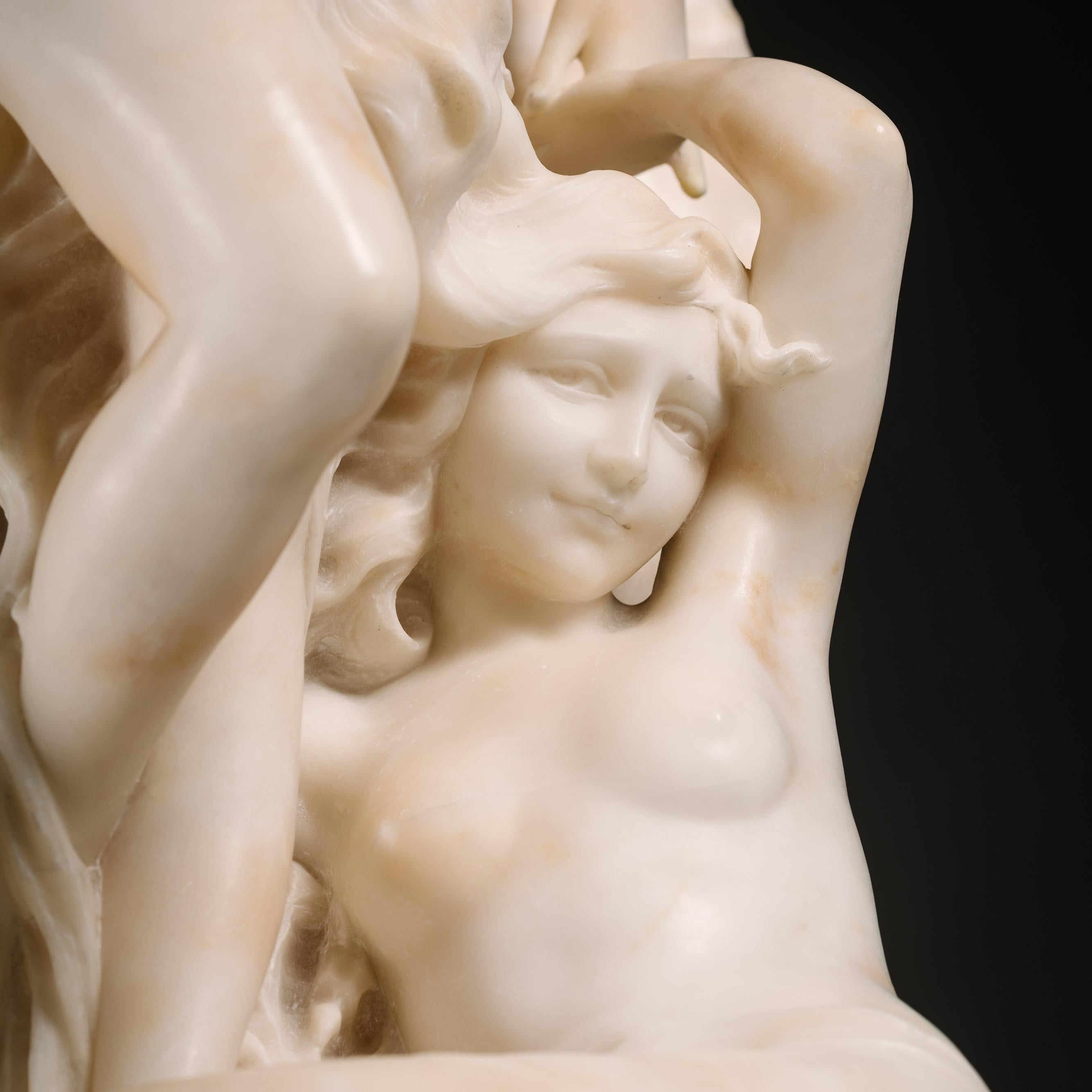 Fino grupo de alabastro tallado del Nacimiento de Venus, sobre pedestal en venta 2