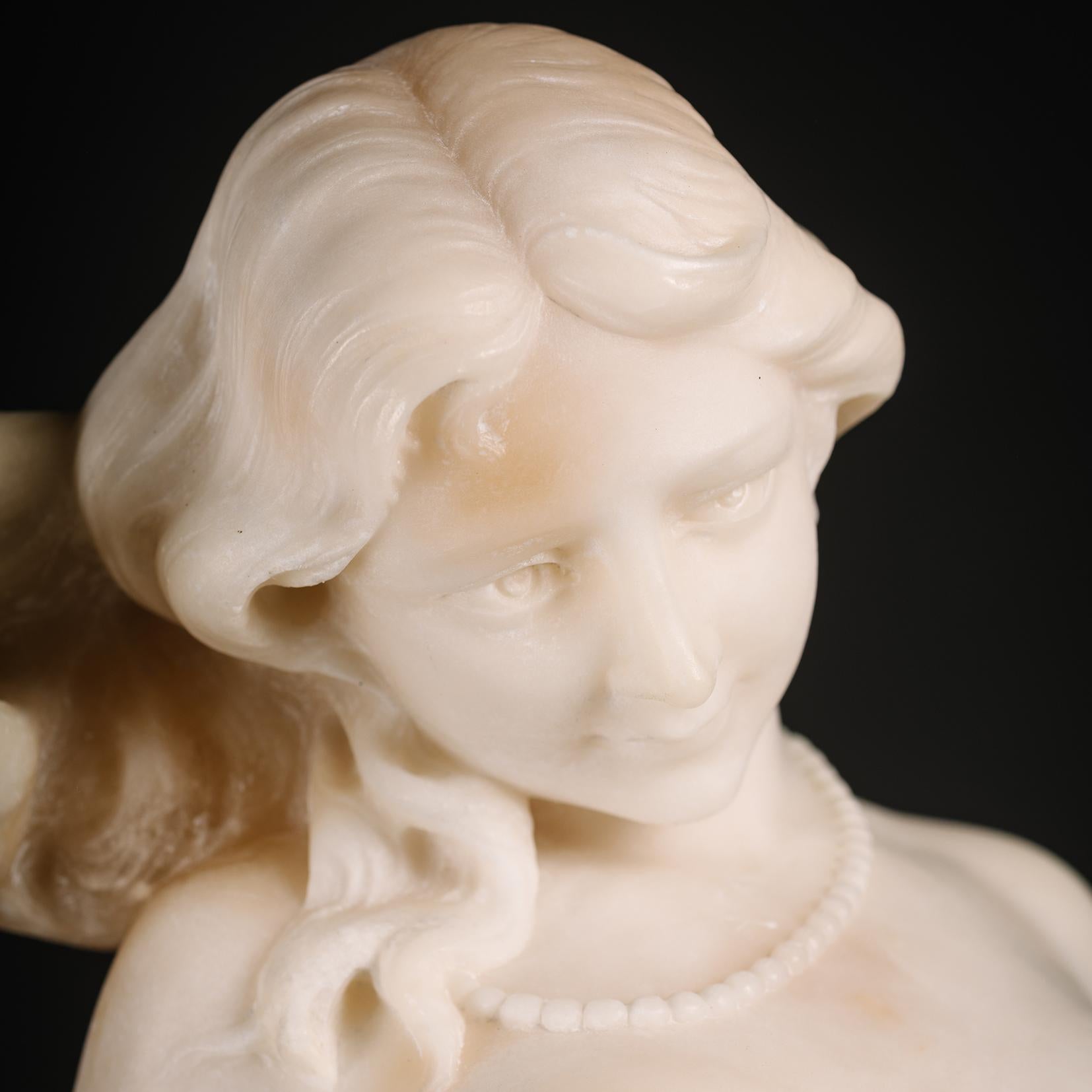 Fino grupo de alabastro tallado del Nacimiento de Venus, sobre pedestal en venta 3