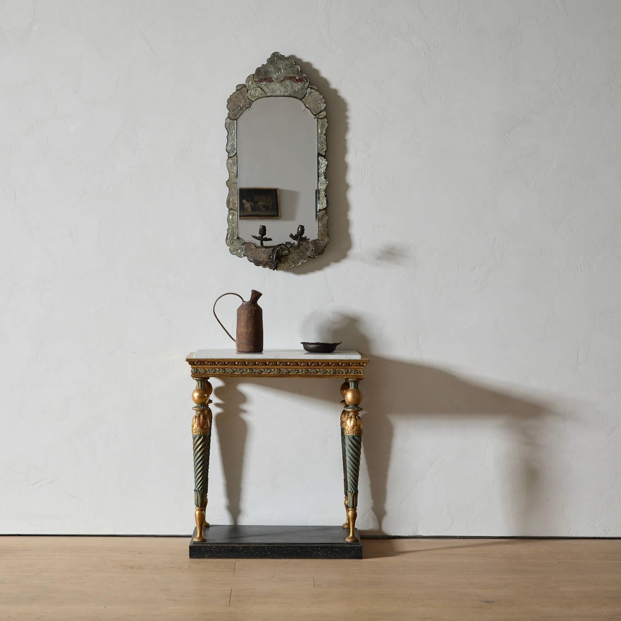 Marbre Table console gustavienne finement sculptée et dorée en vente