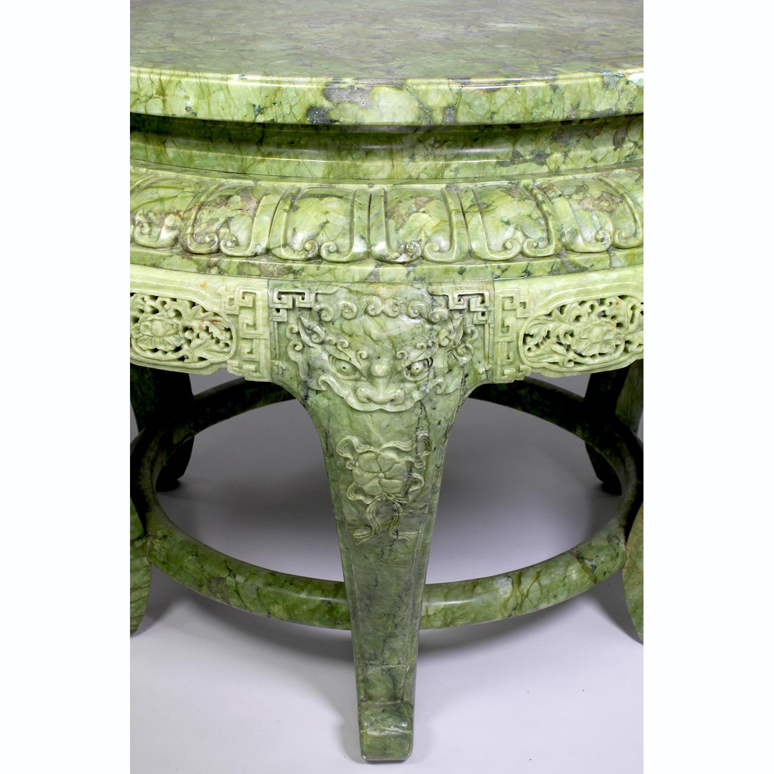 Exportation chinoise Table centrale en serpentine verte sculptée de la fin du 20e siècle, de style chinois en vente