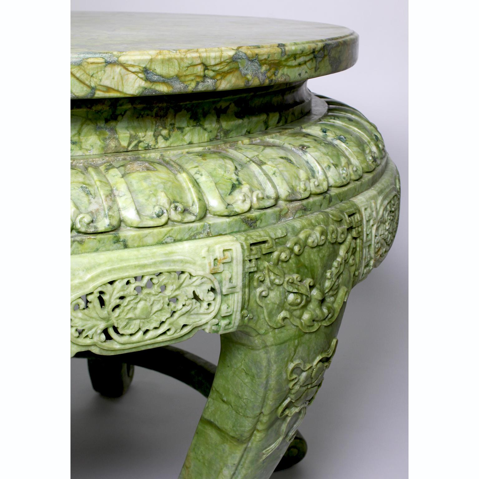20ième siècle Table centrale en serpentine verte sculptée de la fin du 20e siècle, de style chinois en vente
