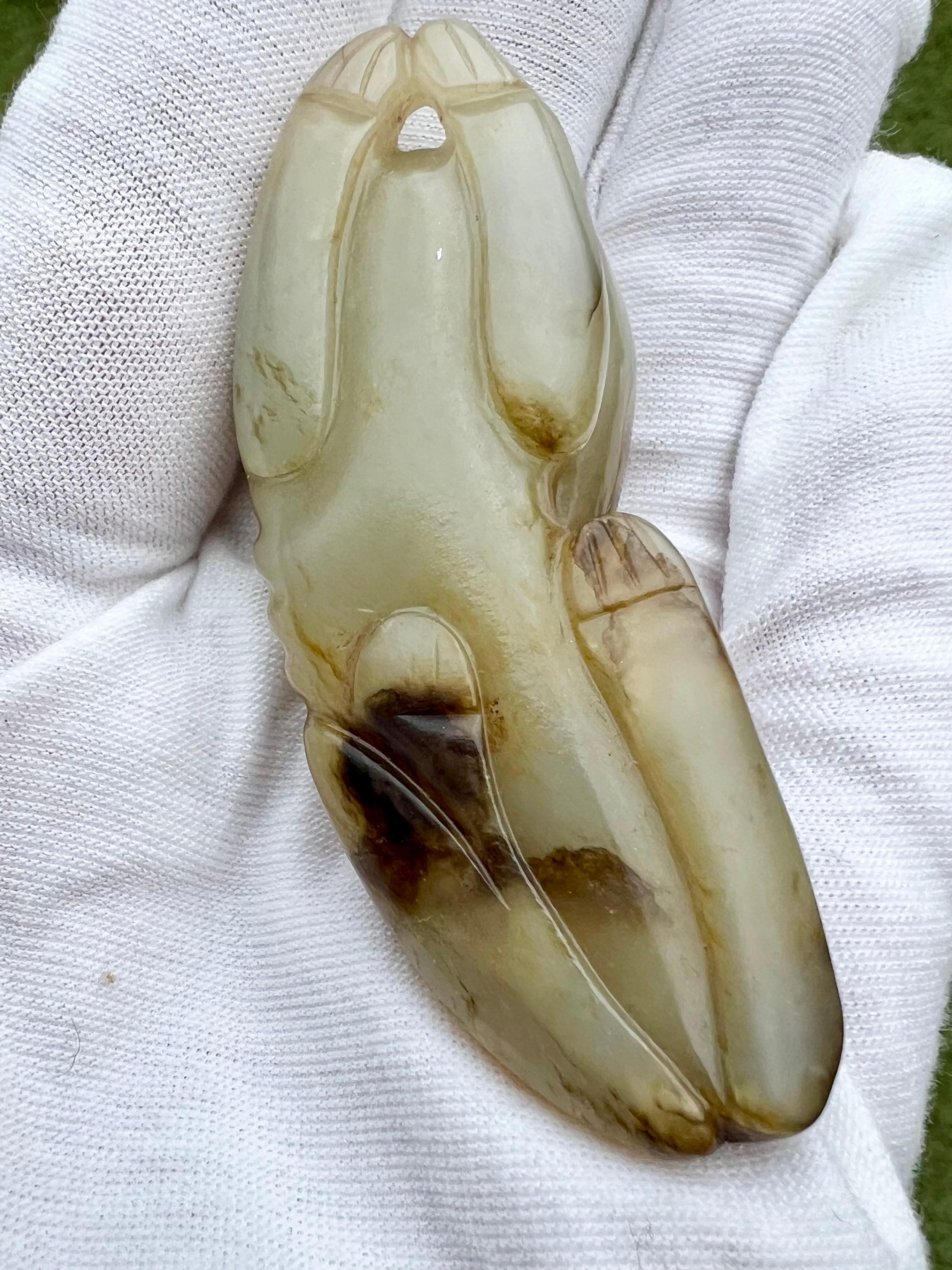 Fine bascule en jade sculpté en forme de chien couché Chine, dynastie Qing en vente 6