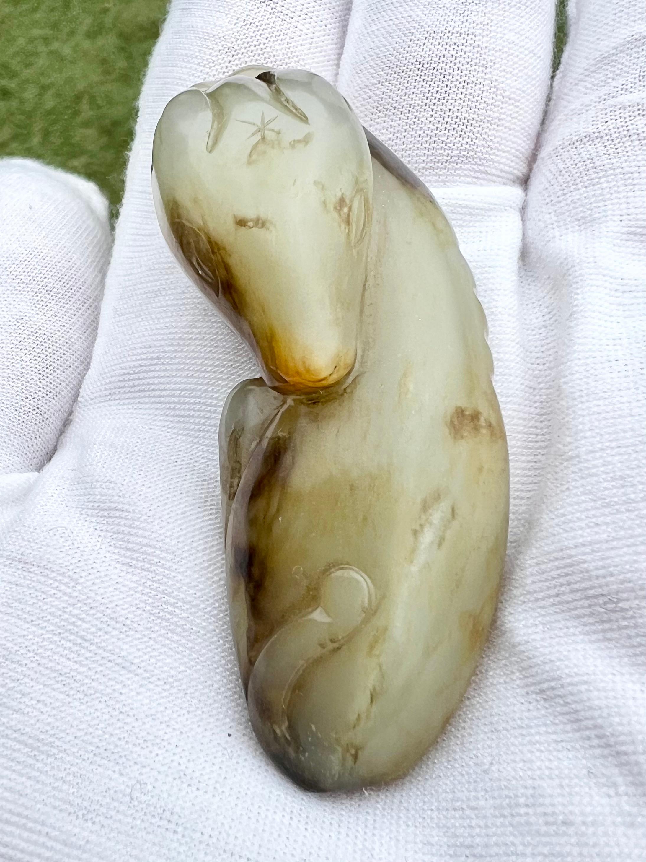 Fine bascule en jade sculpté en forme de chien couché Chine, dynastie Qing en vente 7