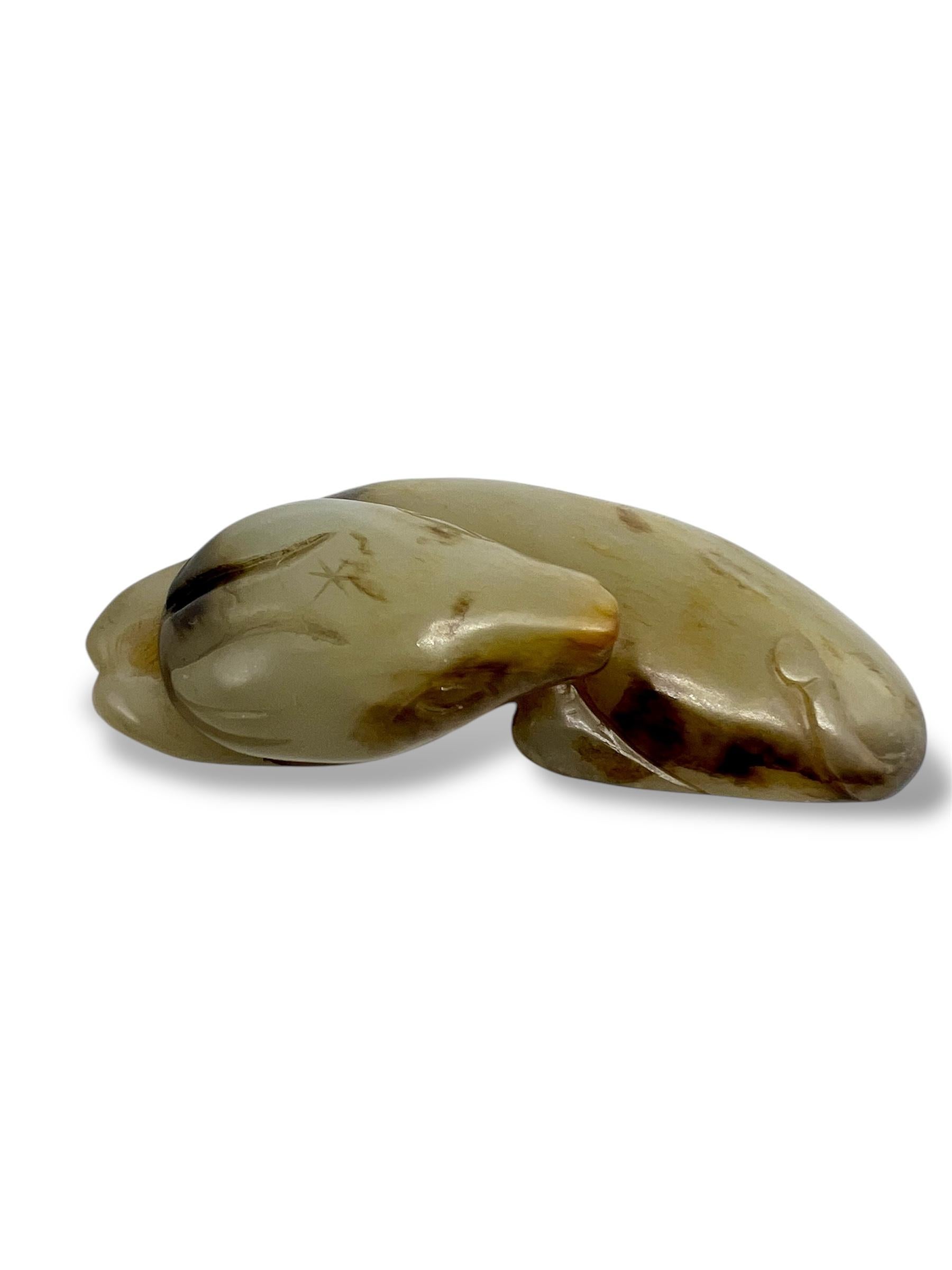 Fine bascule en jade sculpté en forme de chien couché Chine, dynastie Qing en vente 8