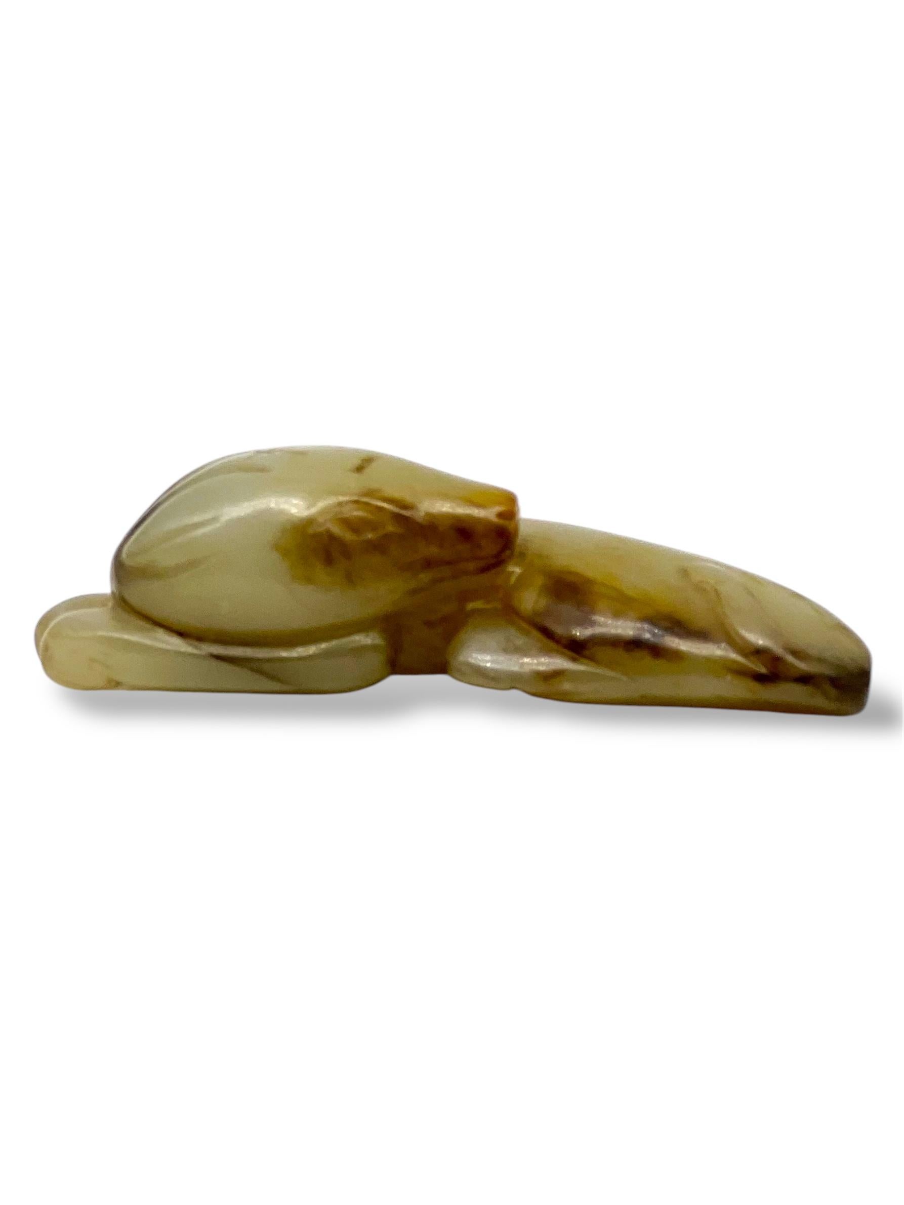 
Toggle en jade sculpté en forme de chien couché

Chine, dynastie Qing (1644-1912) ou antérieure


Jade néphrite finement sculpté en forme de chien couché, représenté dans une posture reposante et recroquevillée, les membres repliés sous le corps et