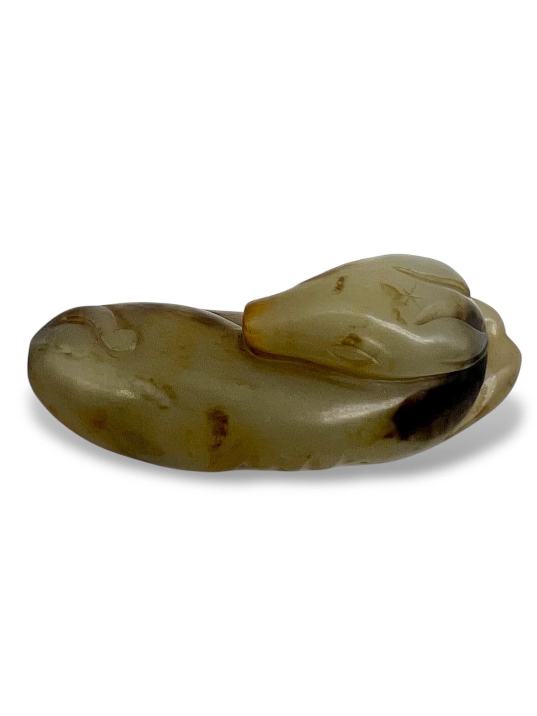 Sculpté à la main Fine bascule en jade sculpté en forme de chien couché Chine, dynastie Qing en vente
