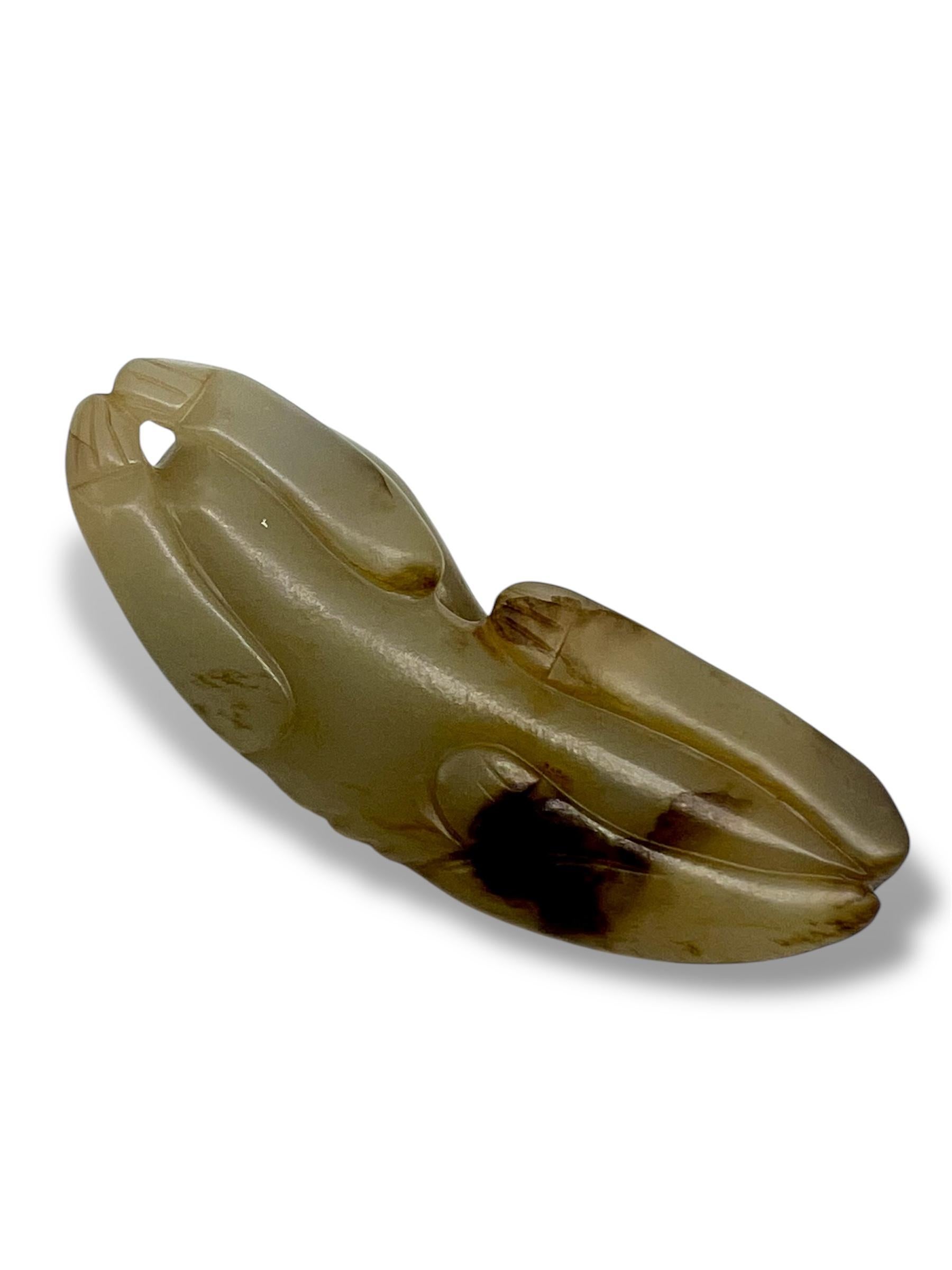 Fine bascule en jade sculpté en forme de chien couché Chine, dynastie Qing Bon état - En vente à London, GB