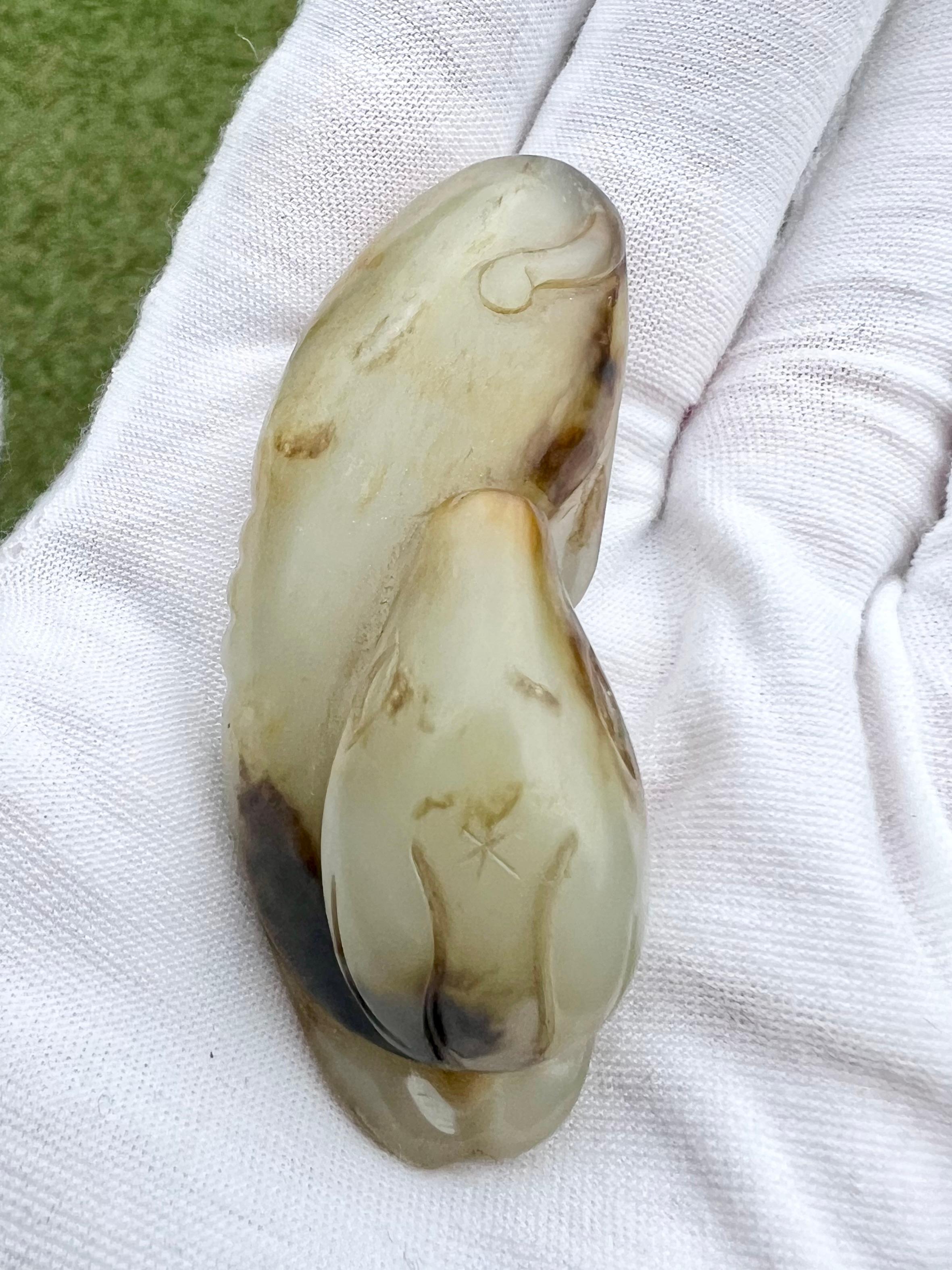 Fine bascule en jade sculpté en forme de chien couché Chine, dynastie Qing en vente 2