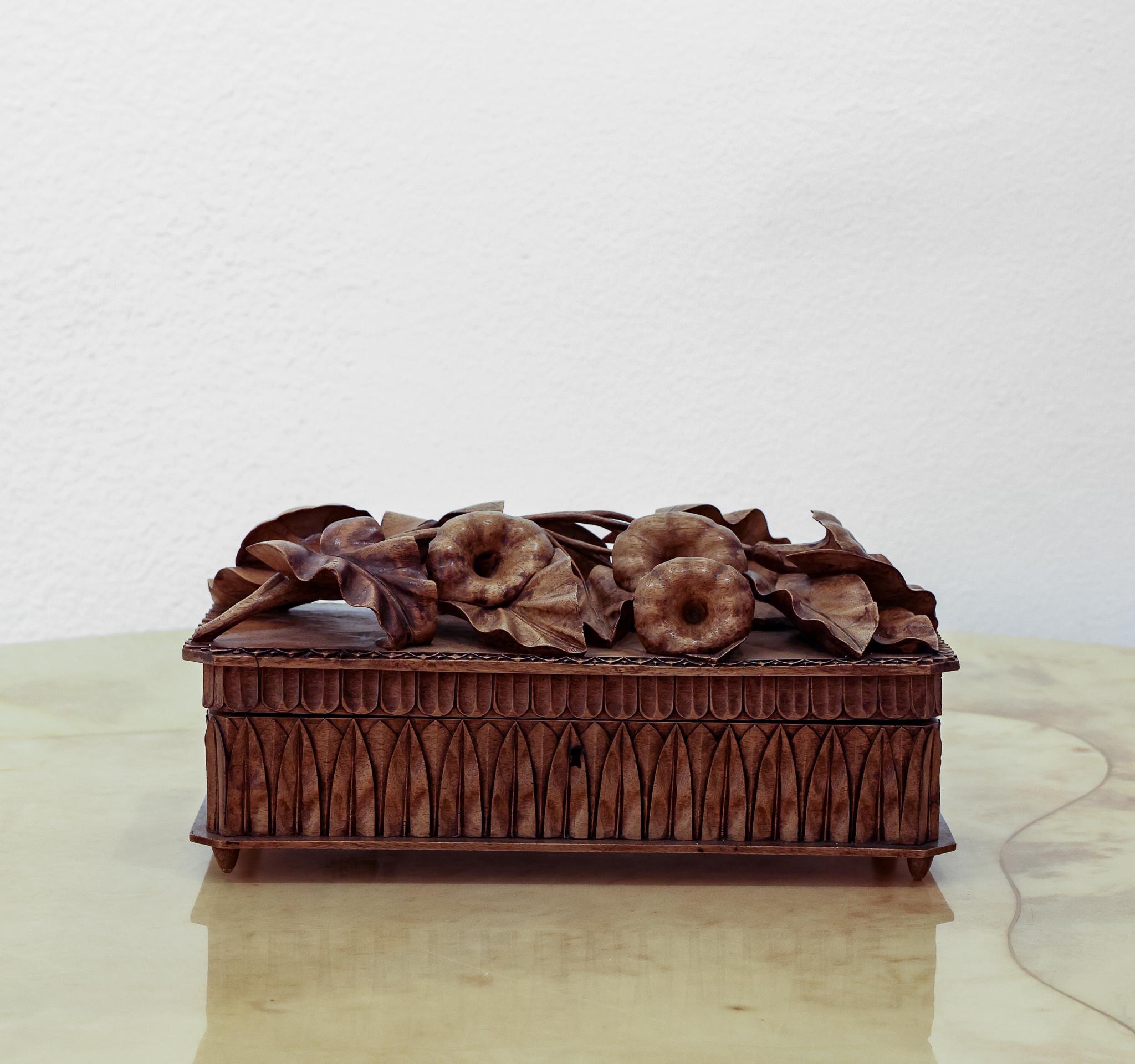 Geschnitzte Holzschachtel mit morgendlichen Handschuhen (Art nouveau) im Angebot
