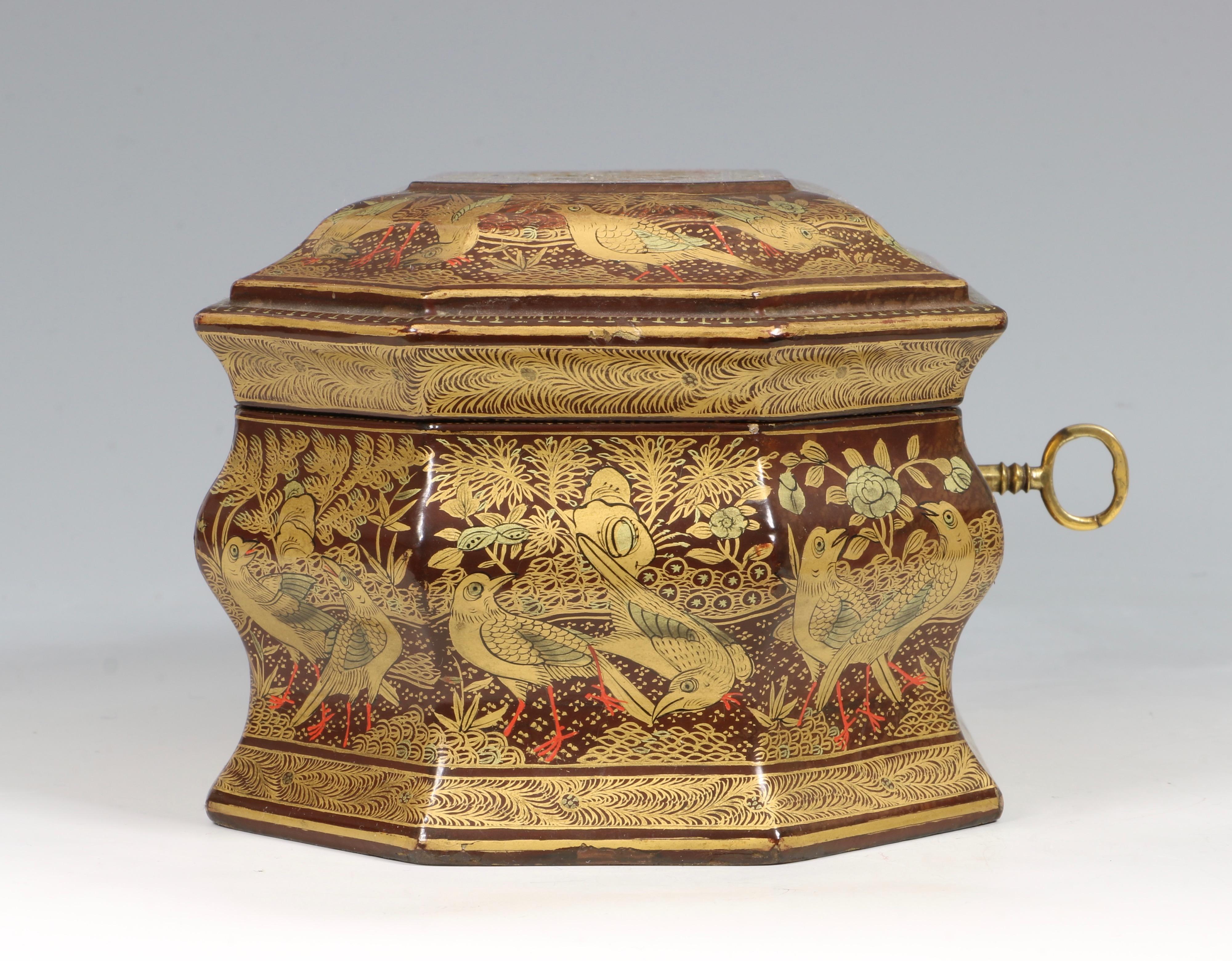 Fine Chinese Canton Lacquer Export Tea Caddy, Mid-19th Century In Good Condition For Sale In Frome, Somerset