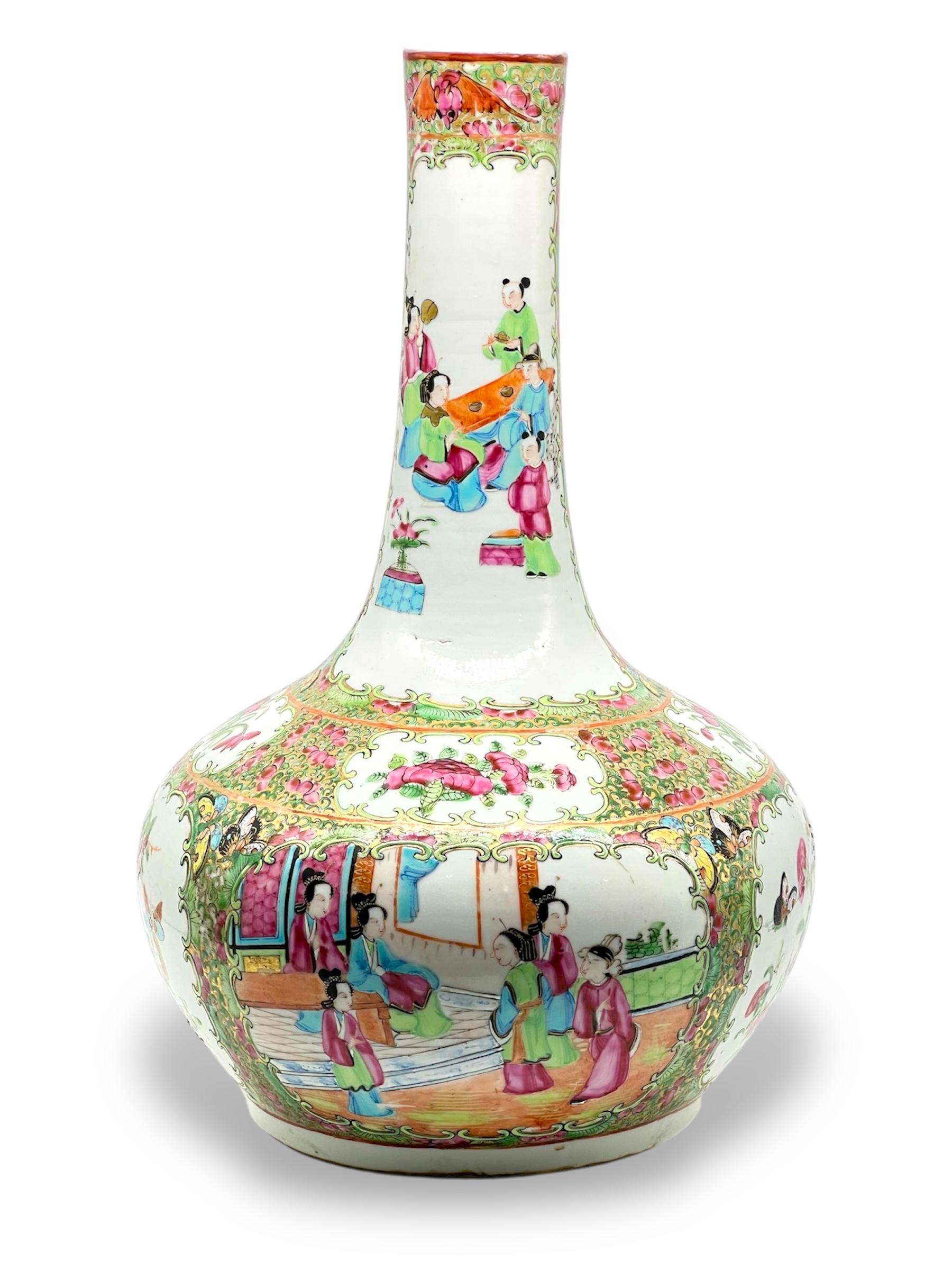 Un raffinato vaso a bottiglia in porcellana cantonese Famille Rose della dinastia Qing del XIX sec. in vendita 3
