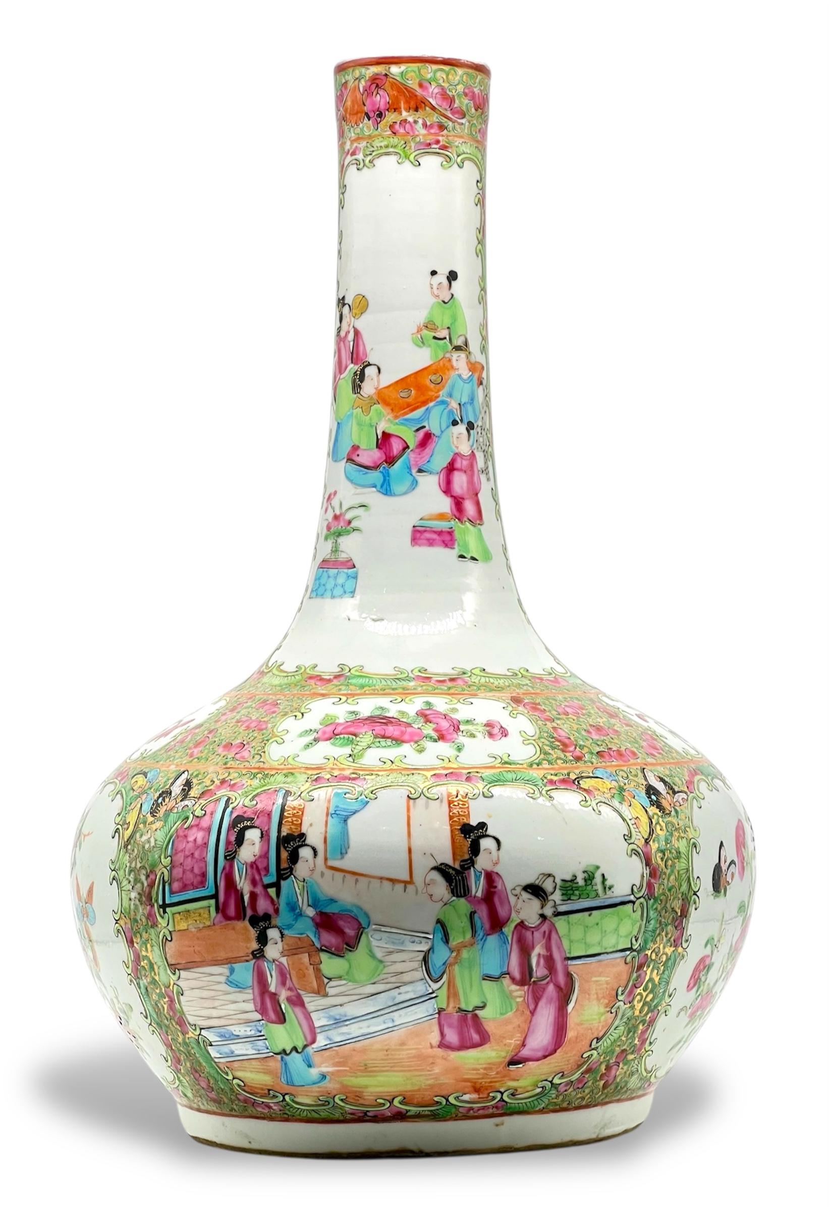 Un raffinato vaso a bottiglia in porcellana cantonese Famille Rose della dinastia Qing del XIX sec. in vendita 4