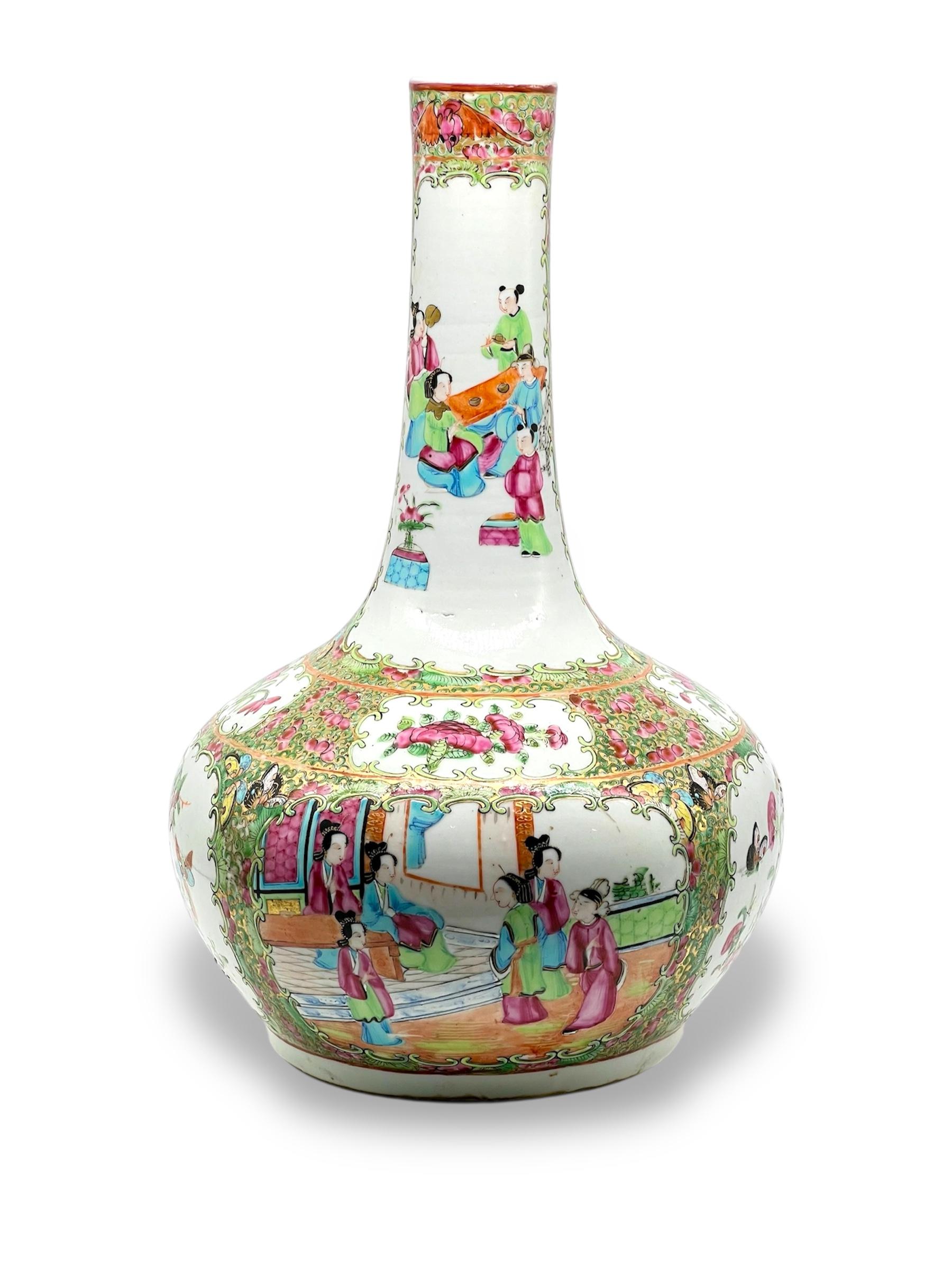 Un raffinato vaso a bottiglia in porcellana cantonese Famille Rose della dinastia Qing del XIX sec. in vendita 5