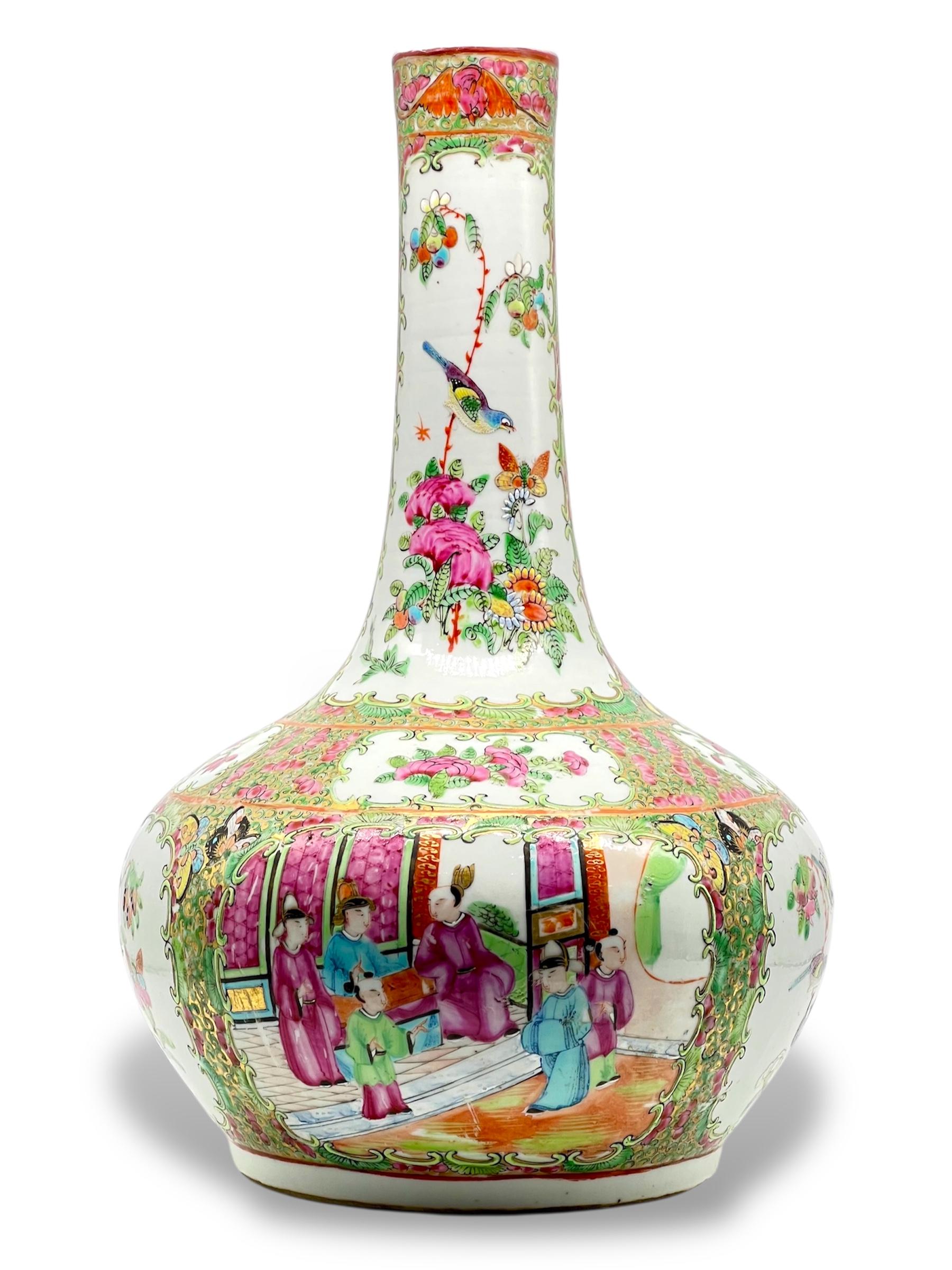 Un raffinato vaso a bottiglia in porcellana cantonese Famille Rose della dinastia Qing del XIX sec. in vendita 7