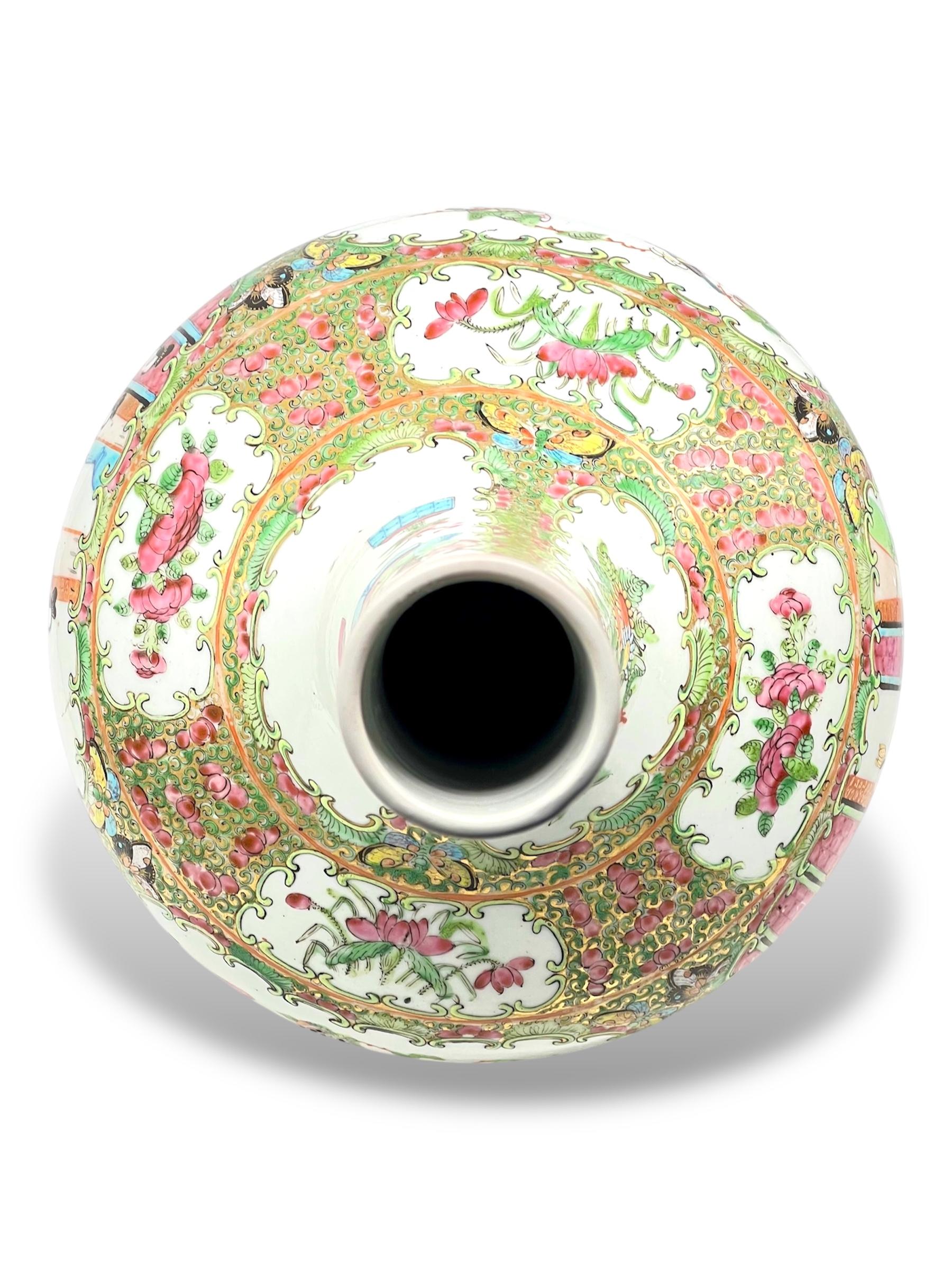 Un raffinato vaso a bottiglia in porcellana cantonese Famille Rose della dinastia Qing del XIX sec. in vendita 8