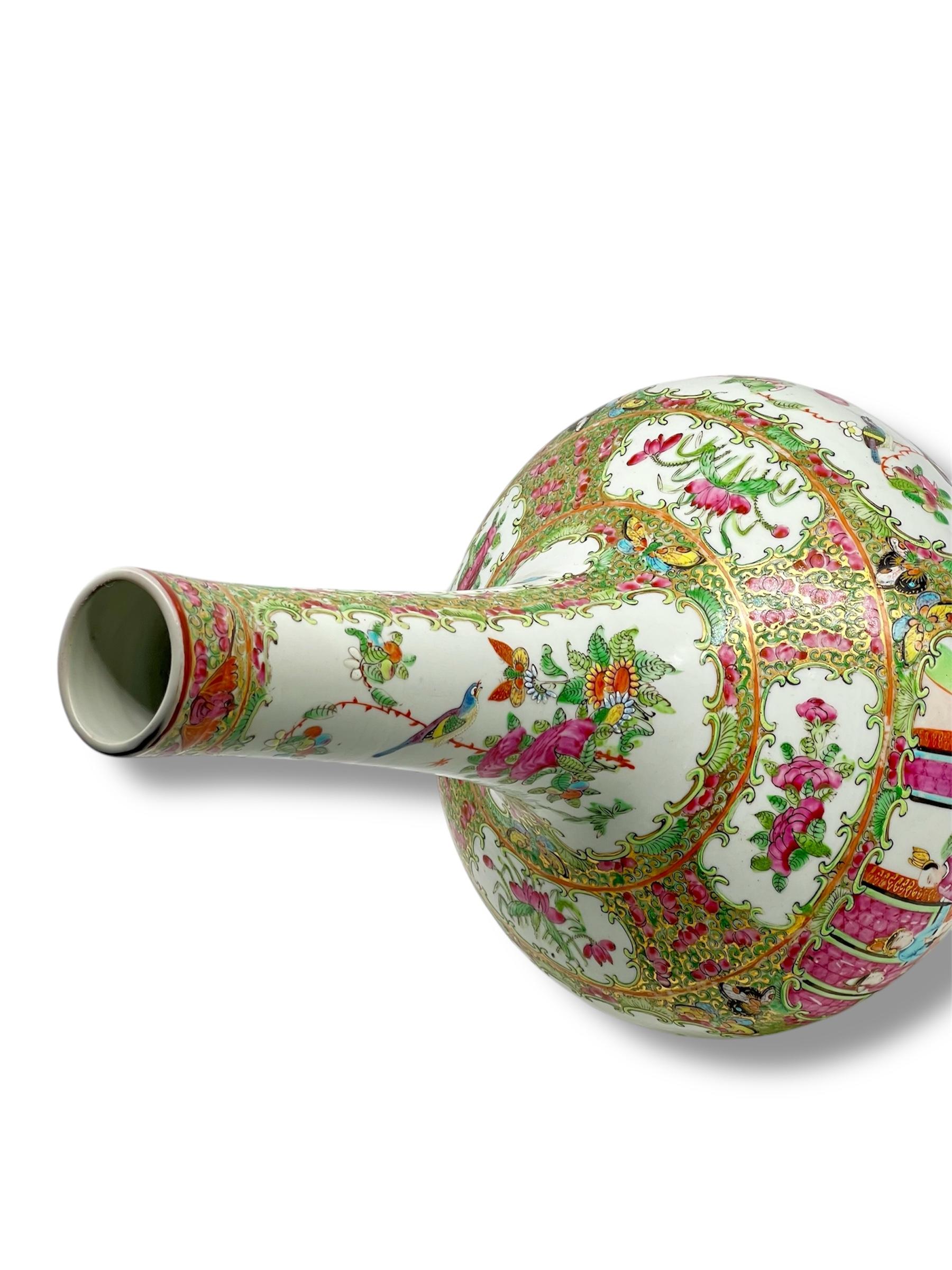 Un raffinato vaso a bottiglia in porcellana cantonese Famille Rose della dinastia Qing del XIX sec. in vendita 9