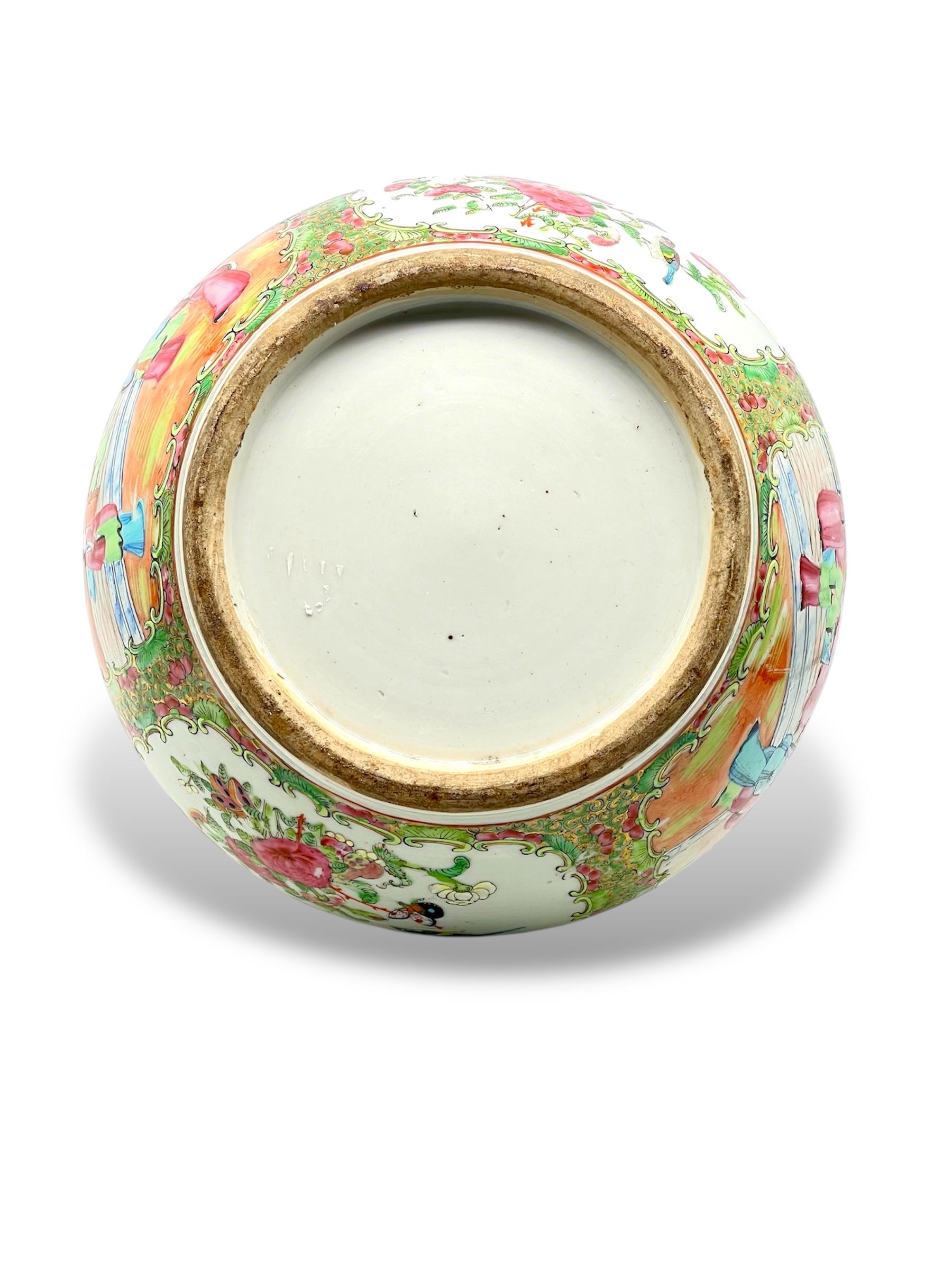 Un raffinato vaso a bottiglia in porcellana cantonese Famille Rose della dinastia Qing del XIX sec. in vendita 10