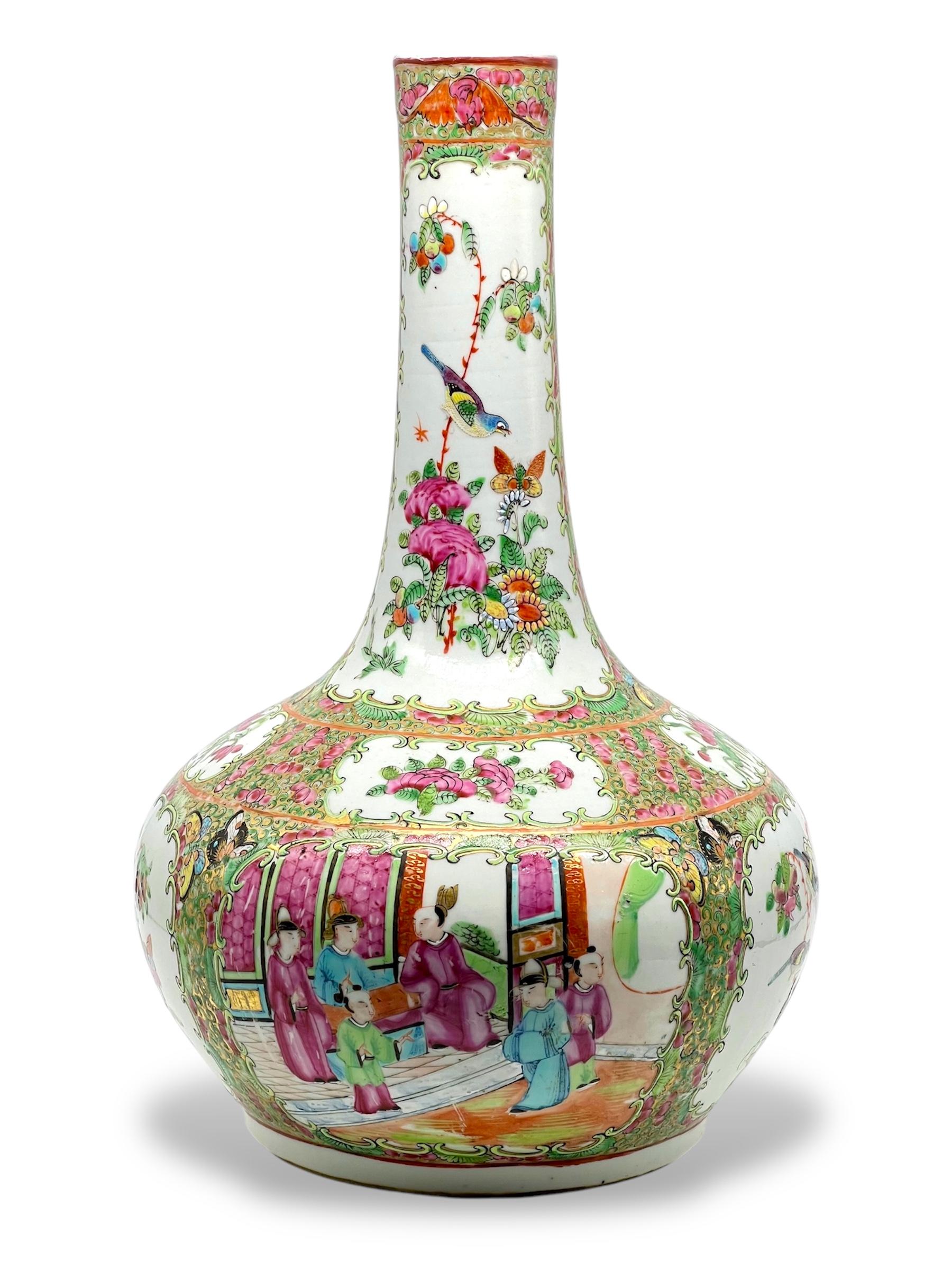 
Un raffinato vaso a bottiglia in porcellana cinese Cantonese Famille Rose
Dinastia Qing, XIX secolo

Vaso a bottiglia in porcellana riccamente decorato con corpo globoso e collo alto e affusolato, squisitamente dipinto a mano nella tavolozza