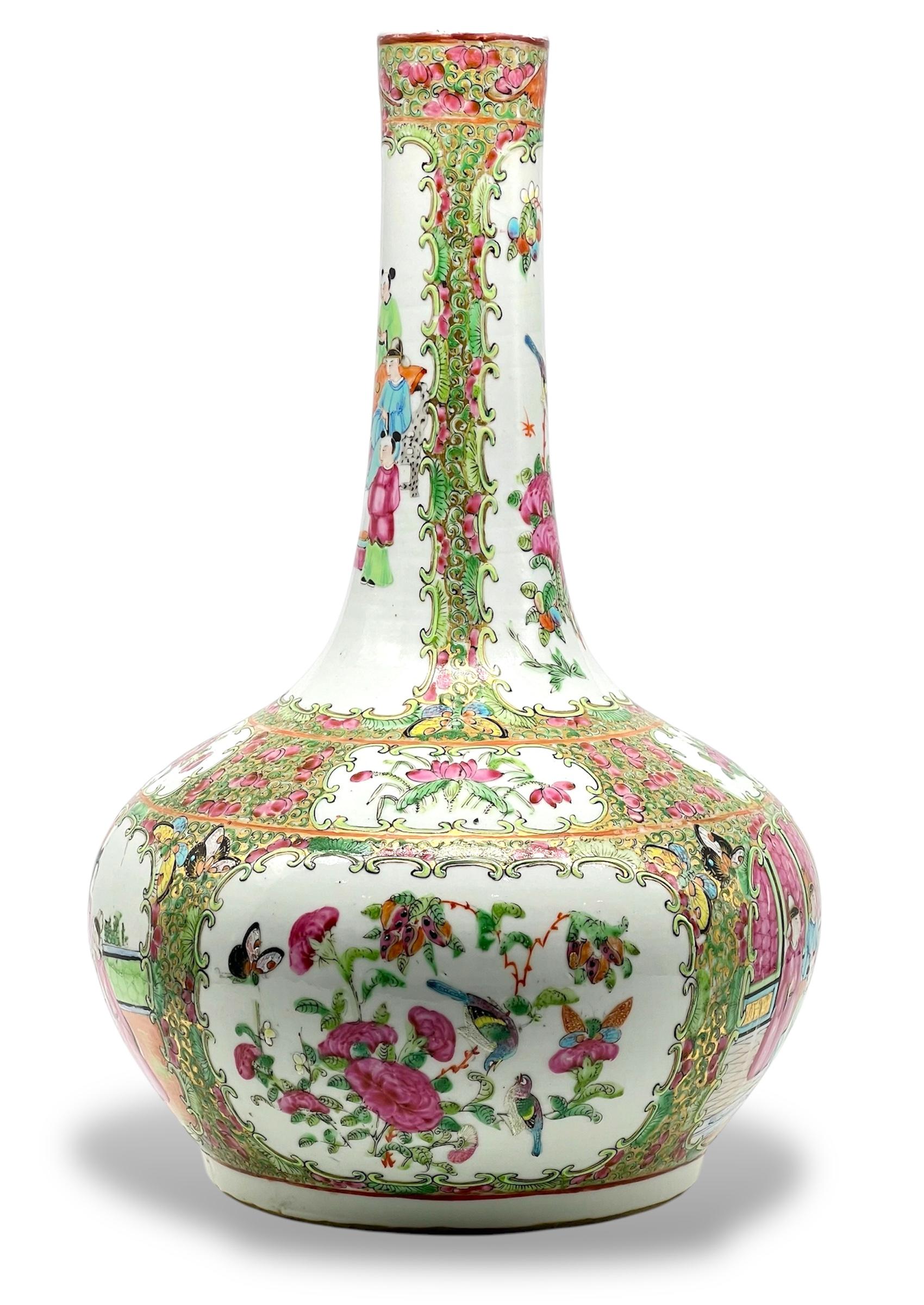 Cinese Un raffinato vaso a bottiglia in porcellana cantonese Famille Rose della dinastia Qing del XIX sec. in vendita