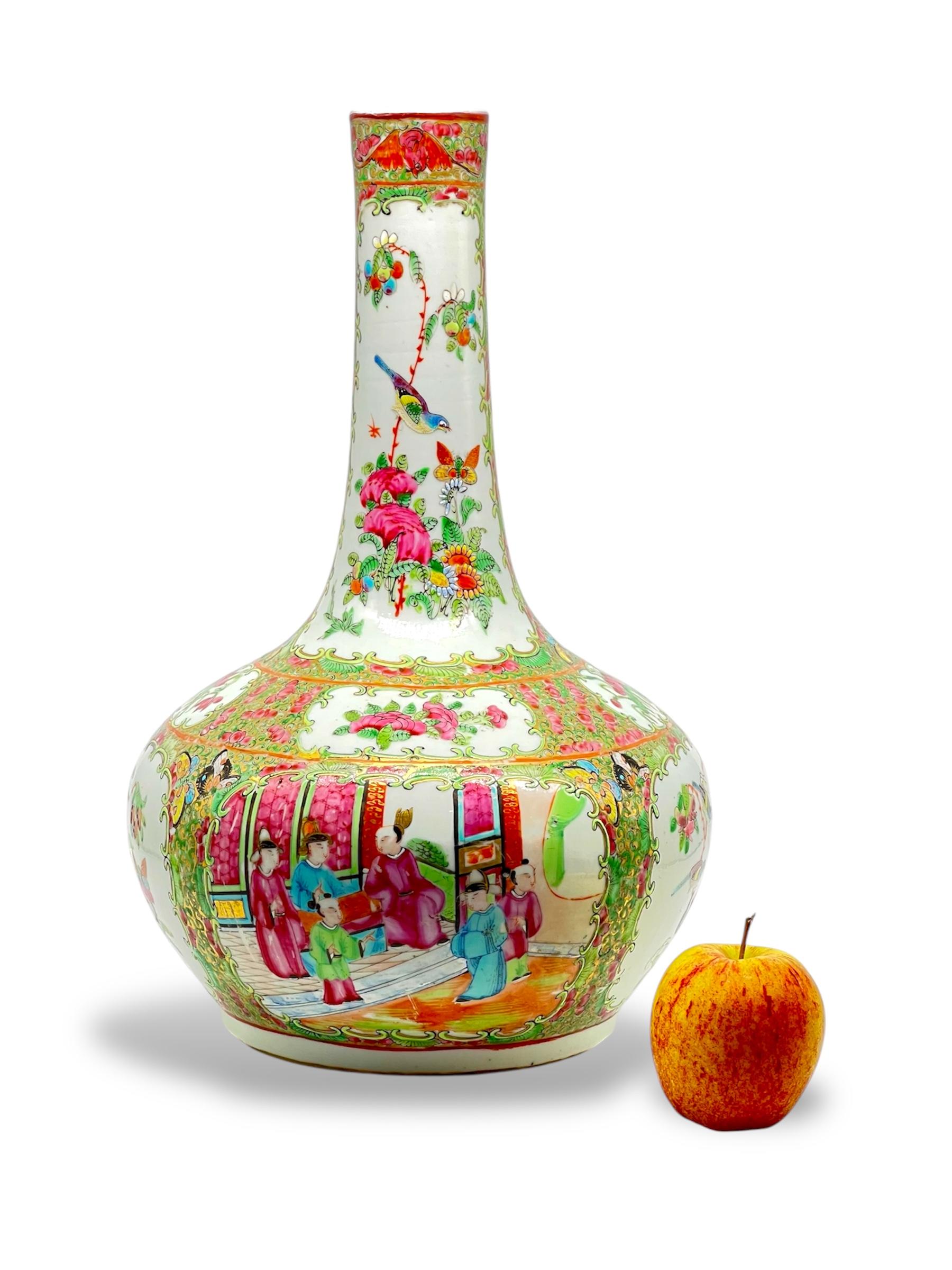 Dipinto a mano Un raffinato vaso a bottiglia in porcellana cantonese Famille Rose della dinastia Qing del XIX sec. in vendita