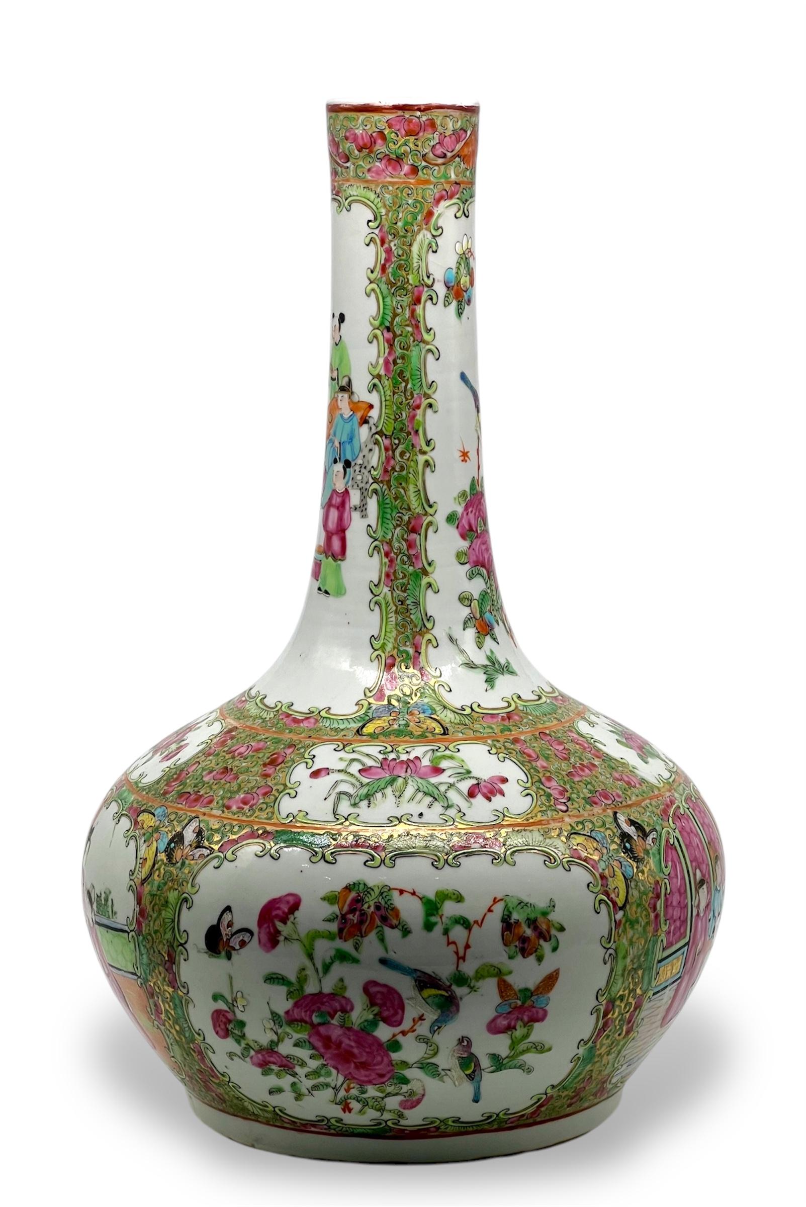 Un raffinato vaso a bottiglia in porcellana cantonese Famille Rose della dinastia Qing del XIX sec. In condizioni buone in vendita a London, GB