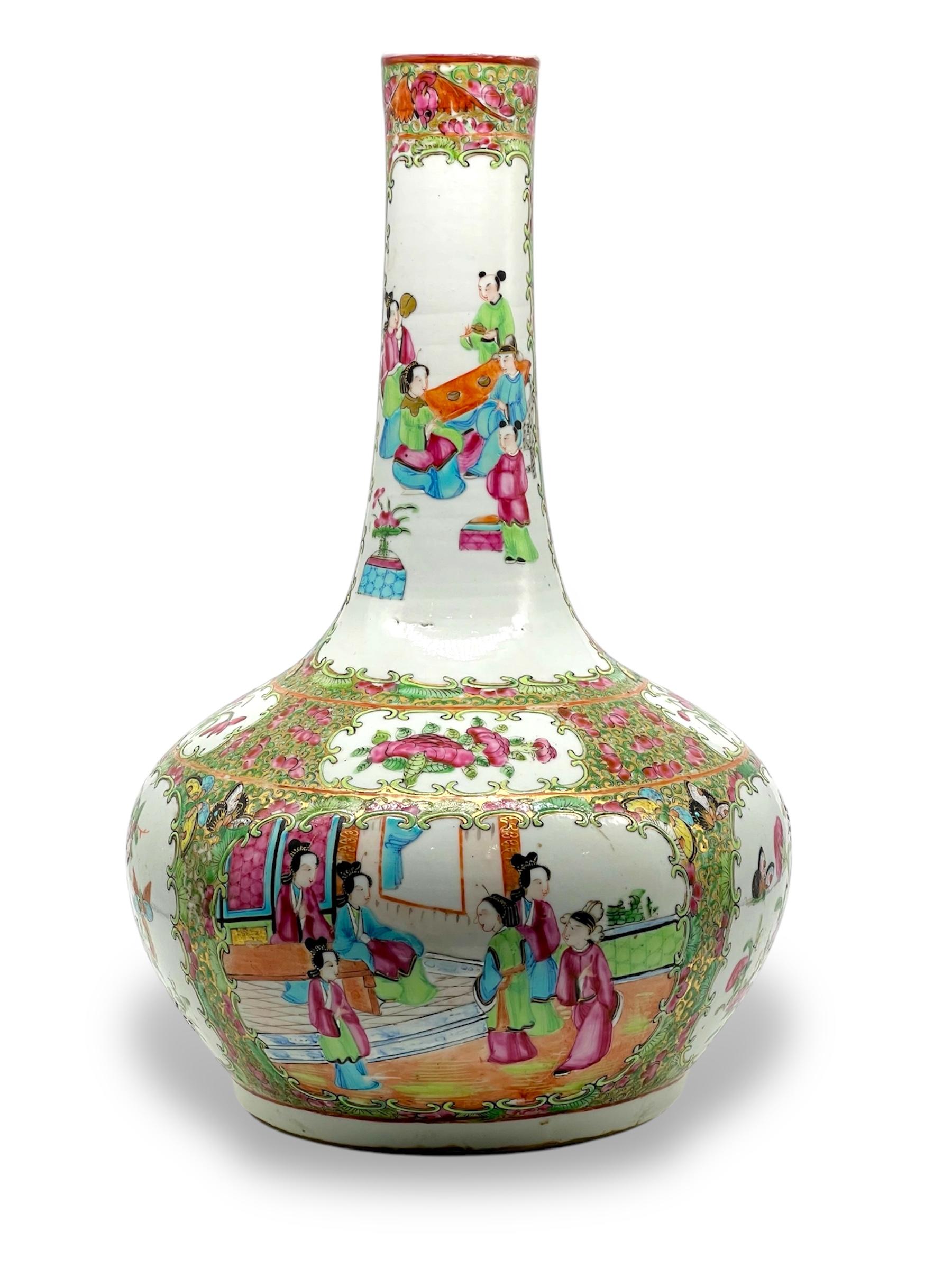 XIX secolo Un raffinato vaso a bottiglia in porcellana cantonese Famille Rose della dinastia Qing del XIX sec. in vendita