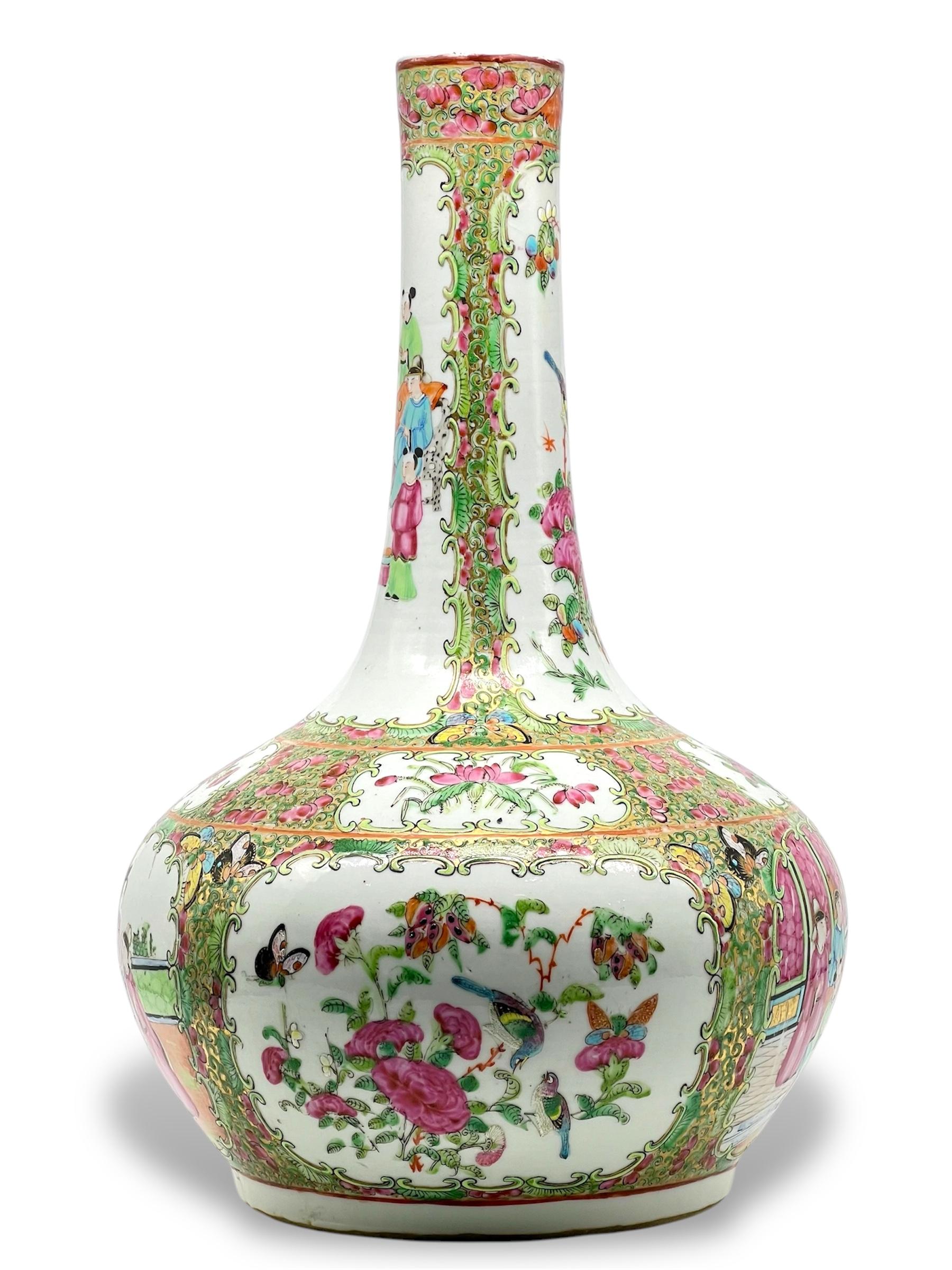 Porcellana Un raffinato vaso a bottiglia in porcellana cantonese Famille Rose della dinastia Qing del XIX sec. in vendita