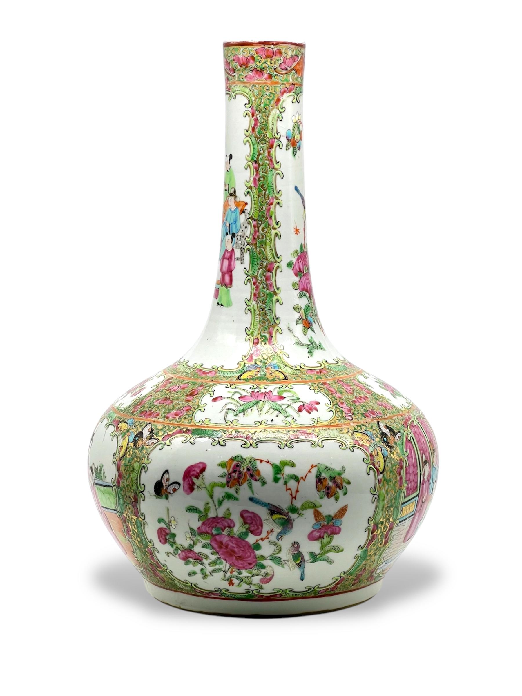 Un raffinato vaso a bottiglia in porcellana cantonese Famille Rose della dinastia Qing del XIX sec. in vendita 1