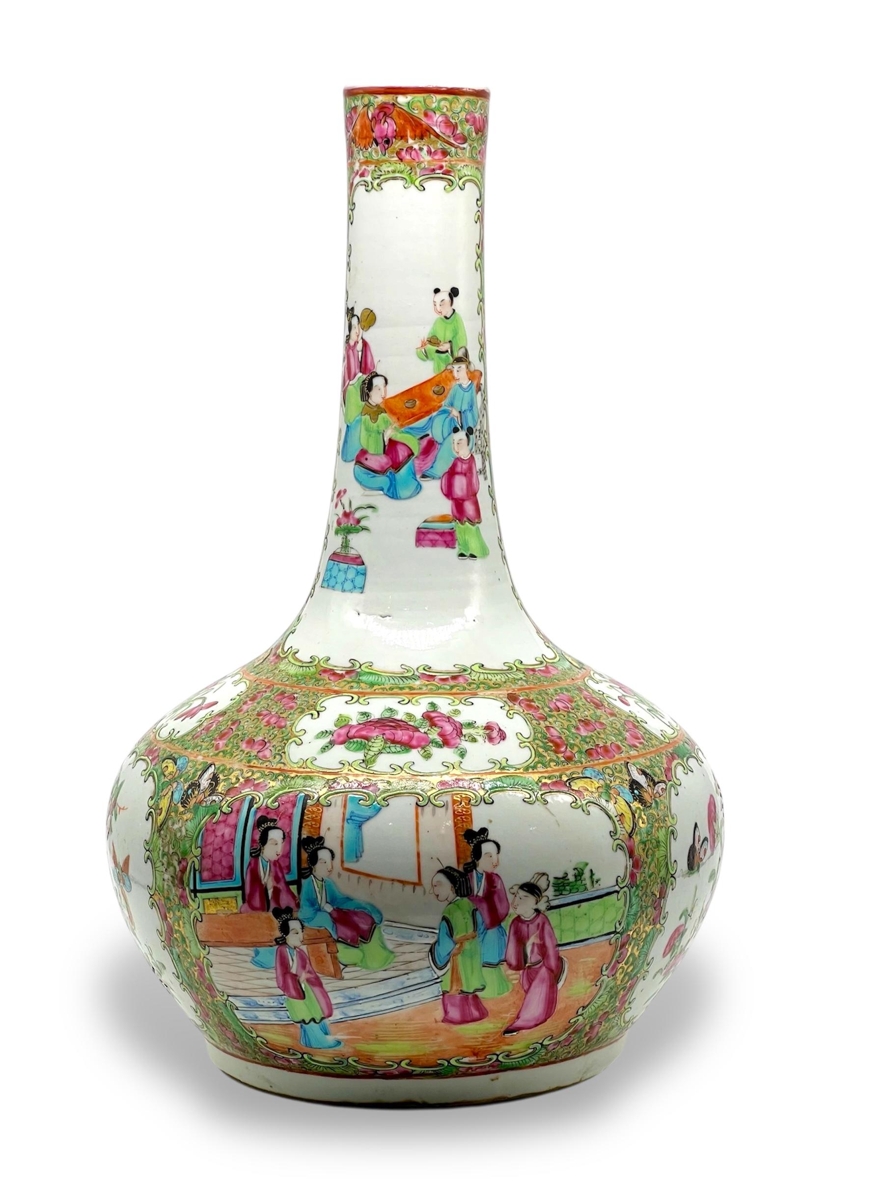 Un raffinato vaso a bottiglia in porcellana cantonese Famille Rose della dinastia Qing del XIX sec. in vendita 2