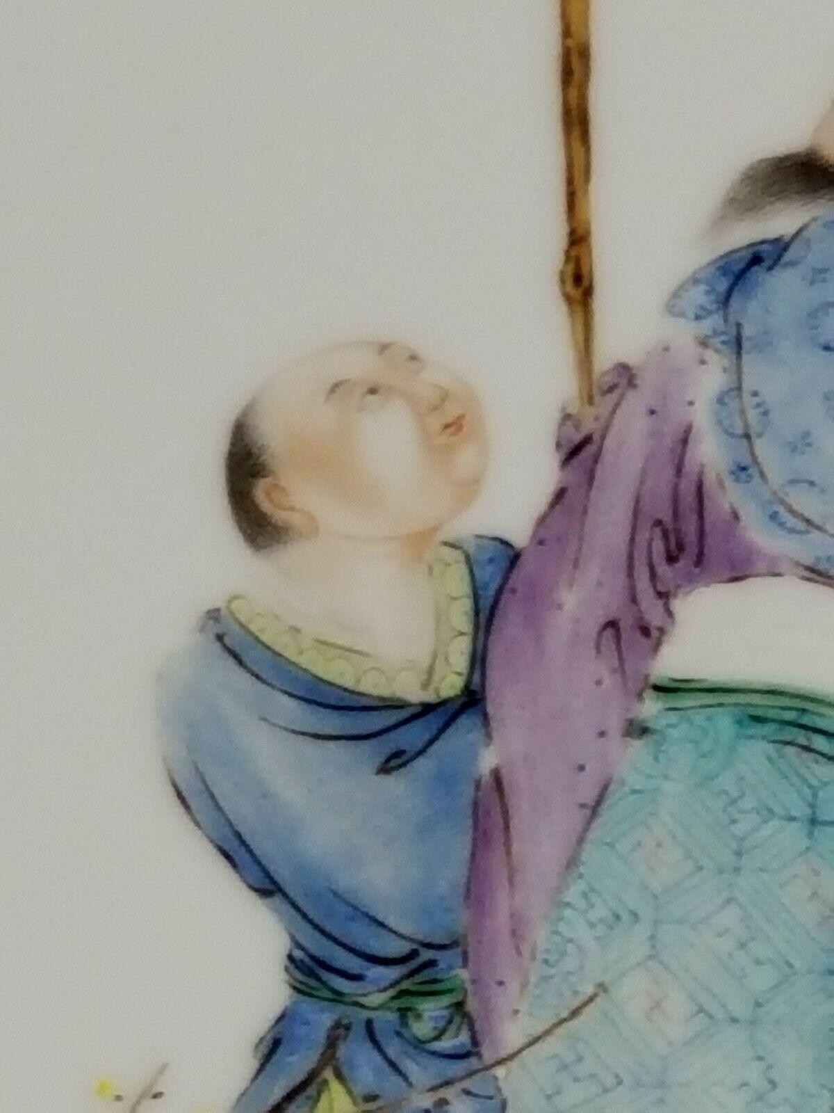 Asiatico Placca cinese smaltata Famille Rose dell'inizio del XX secolo, firmata in vendita