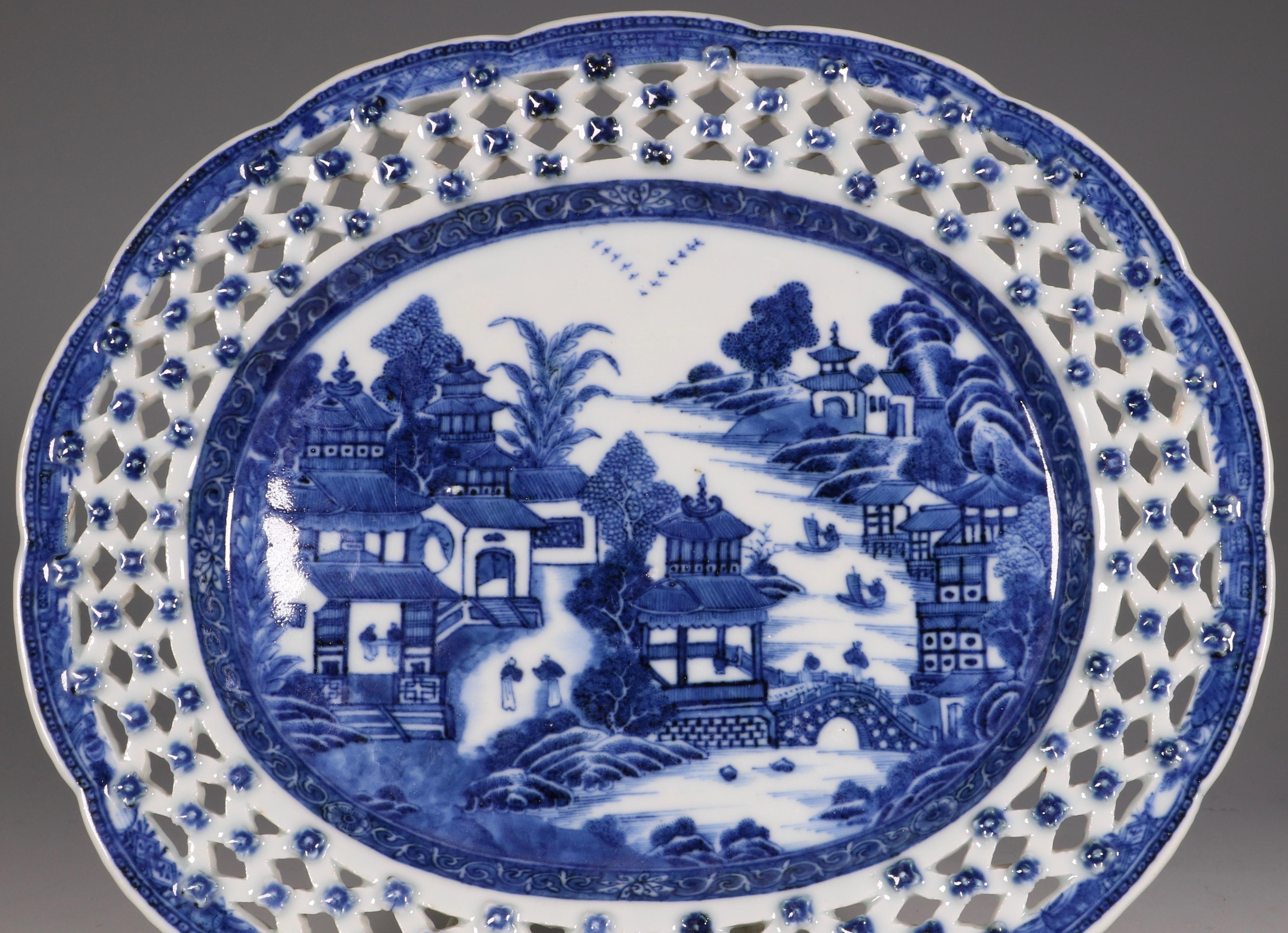 Fine Chinese Export Blue and White Dish, circa 1775 In Good Condition For Sale In Frome, Somerset