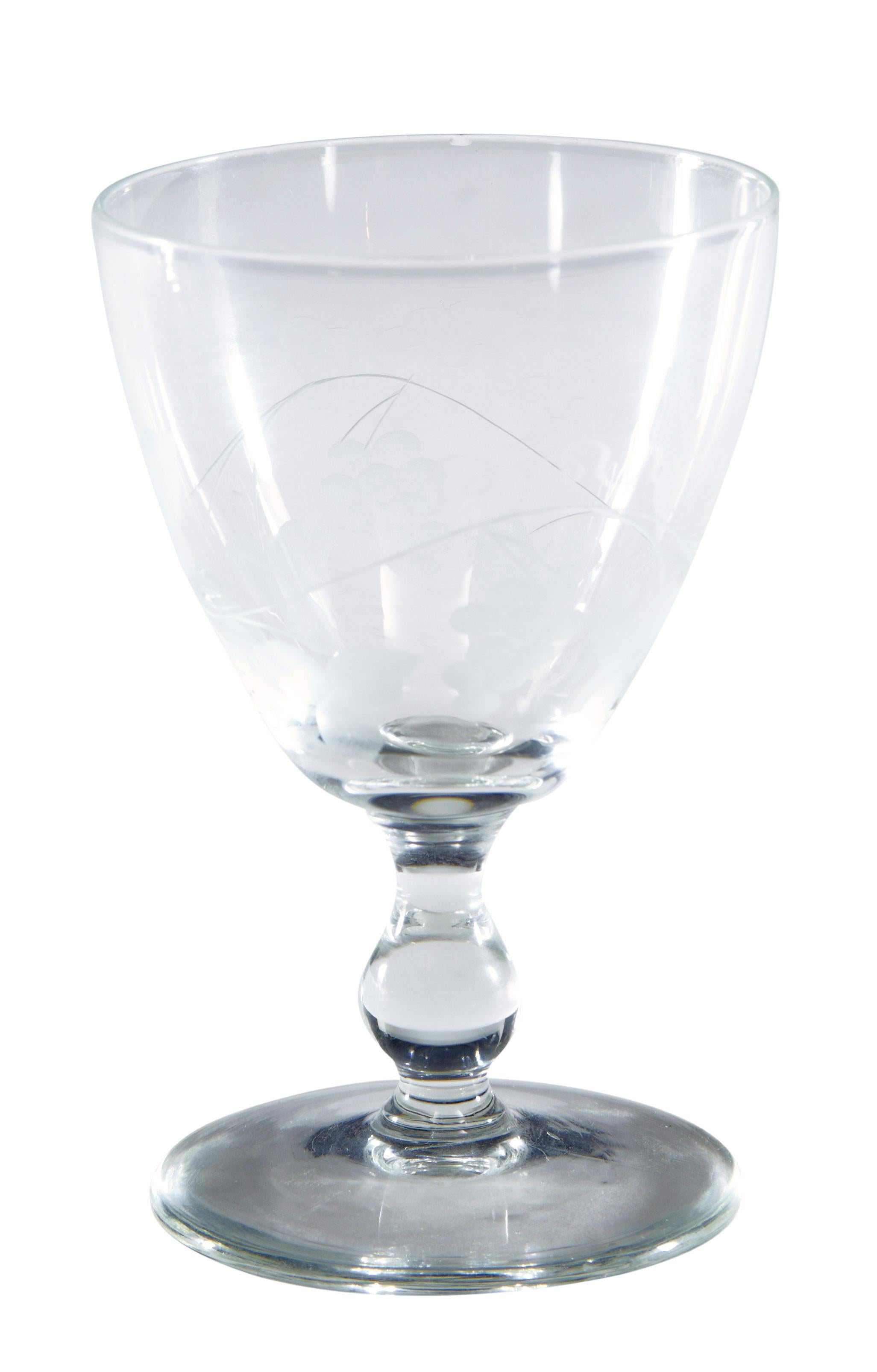Eine schöne Sammlung von Riihimaki Savoy Gläsern aus den 1930er Jahren mit geätztem Wein im Zustand „Gut“ im Angebot in Debenham, Suffolk