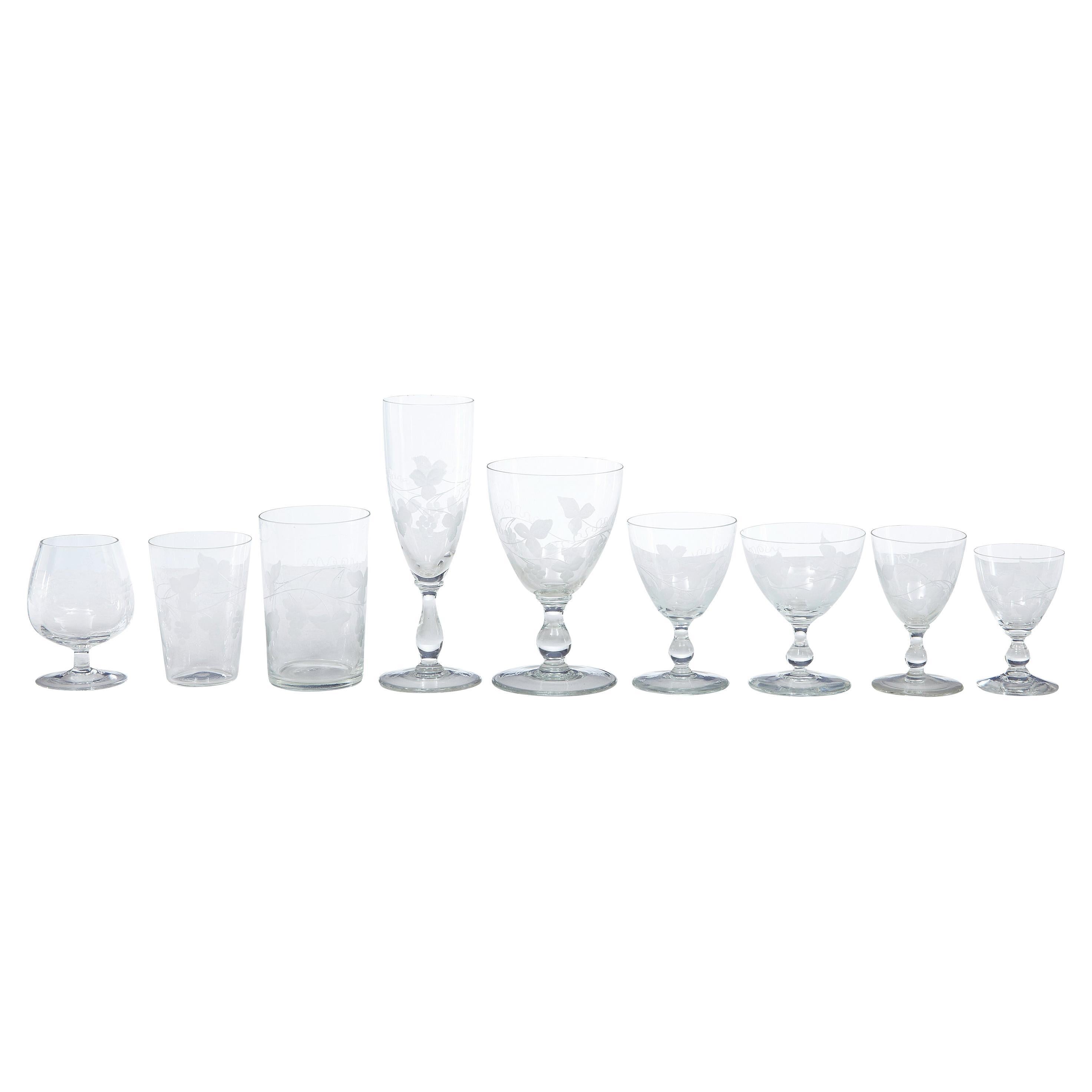 A fine collection of 1930’s Riihimaki savoy vine etched glasses For Sale