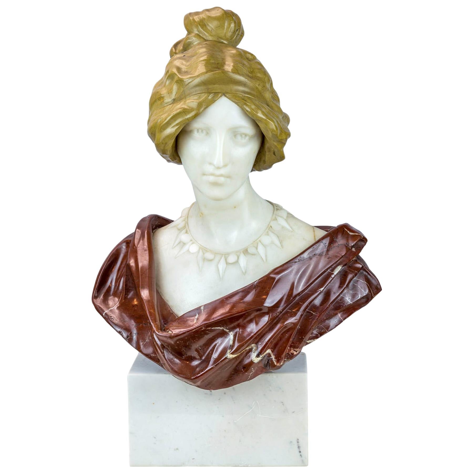 Buste d'une jeune femme en marbre français en vente